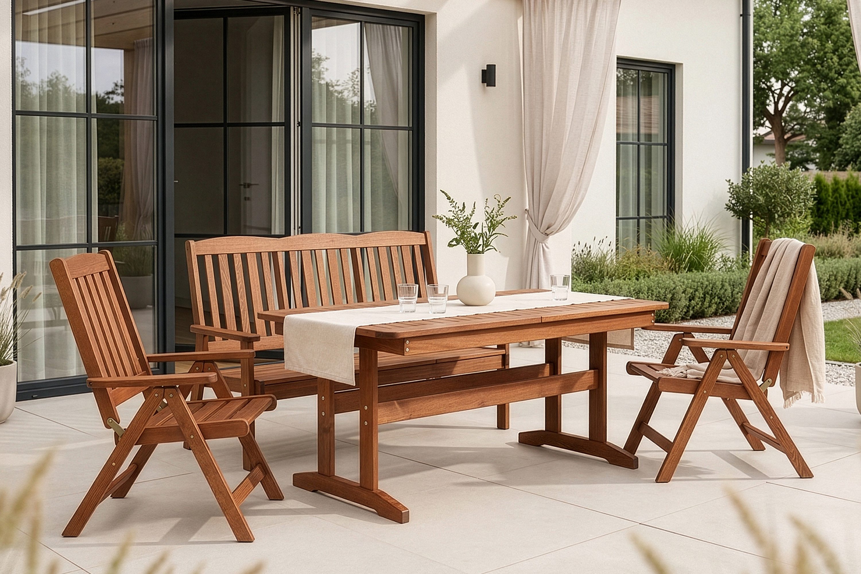 KONSIMO® Garten-Essgruppe ALCES Gartenmöbel-Set aus Massivholz, (2x Stuhl, 1x Tisch, 1x Sofa), handgefertigt, Kiefernholz, FSC-zertifiziert, hergestellt in der EU