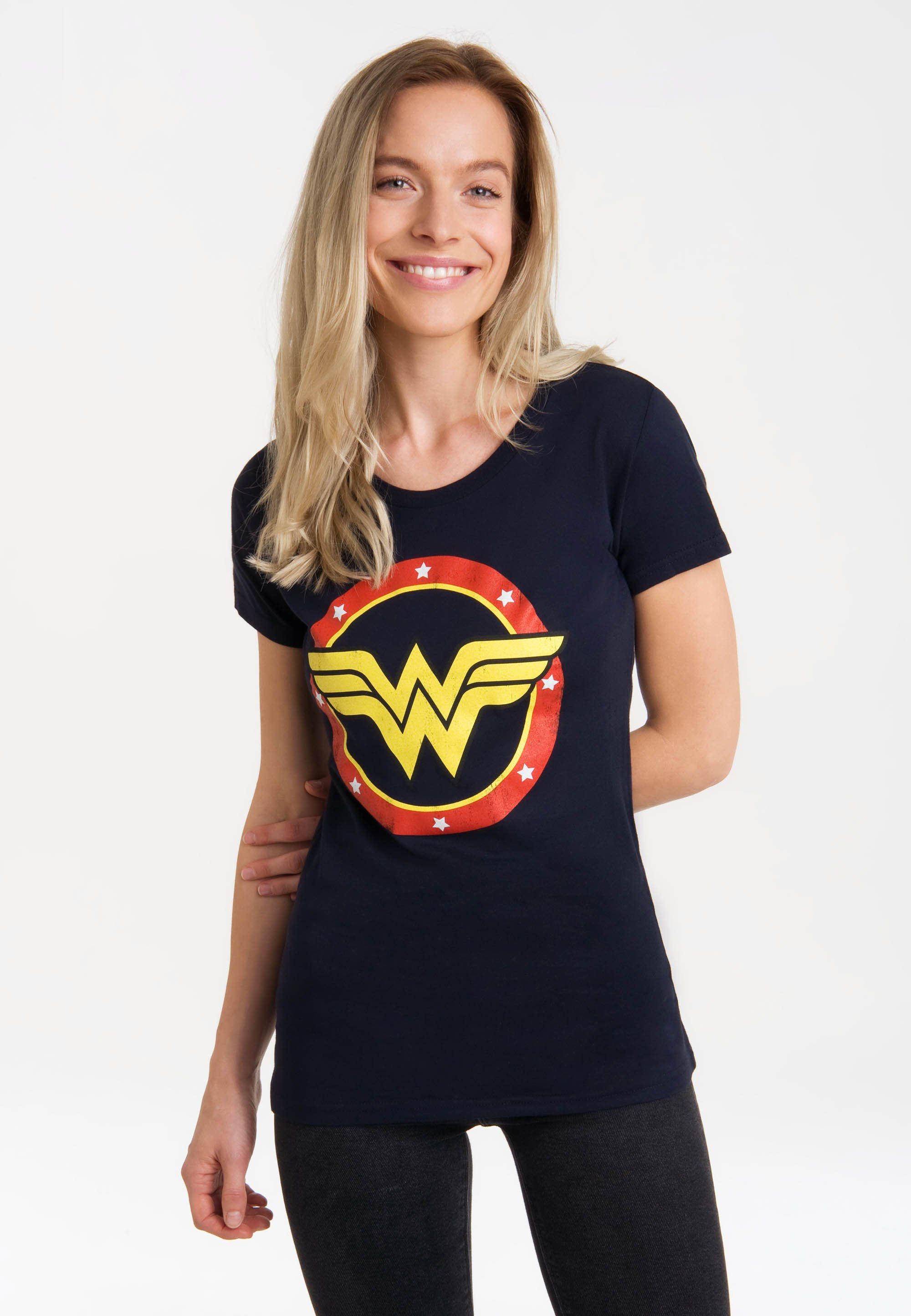 LOGOSHIRT l aufwendige mit IN Wonder T-Shirt besonders lizenziertem Der Logo GERMANY: Woman Siebdruck PRINTED ist Print, Circle