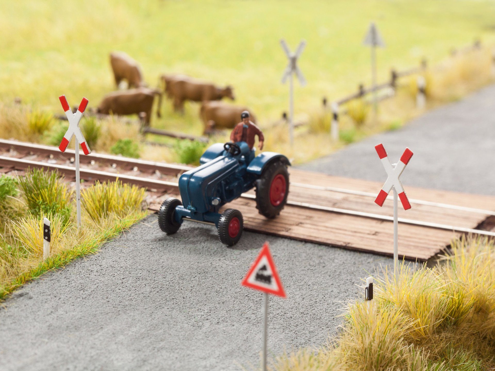 Modelleisenbahn-Gebäude Laser-Cut minis „Andreaskreuze“, Bahnübergang Zube