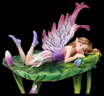 Figuren Shop GmbH Fantasy-Figur Elfen Figur - Dori schläft auf Lotus - Fantasy Dekofigur Fee Elfenfigu