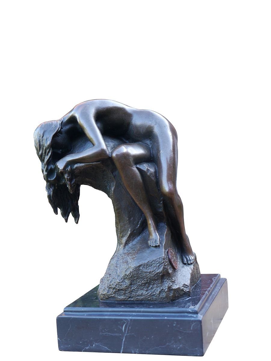 Dekoobjekt AFG nackte liegend Bronze-Figur, auf Felsen Zeitlose Frau Anmut: