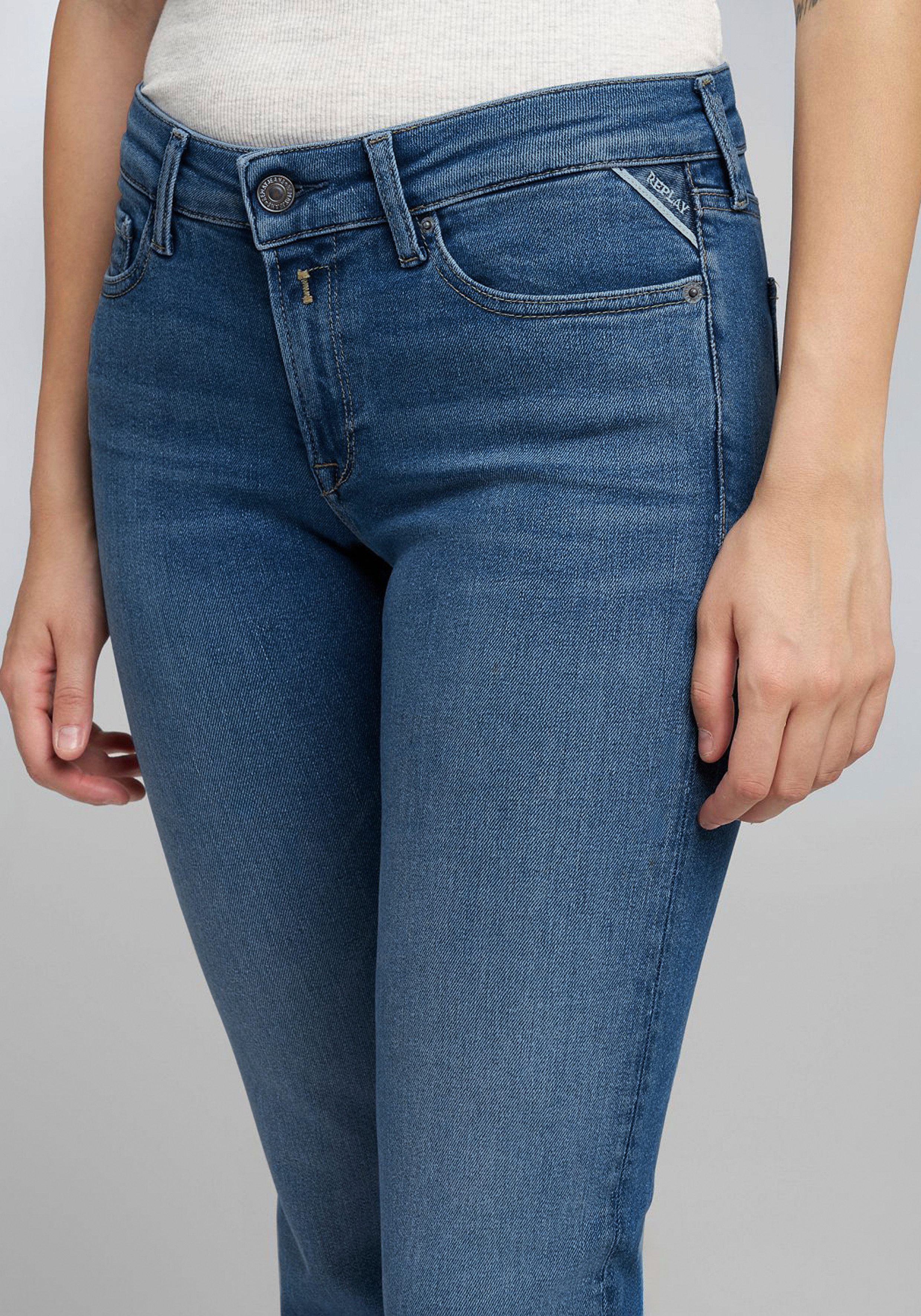 Replay Bootcut-Jeans NEW LUZ mit gesticktem R an der Gesäßtasche – Bild 3 von 4