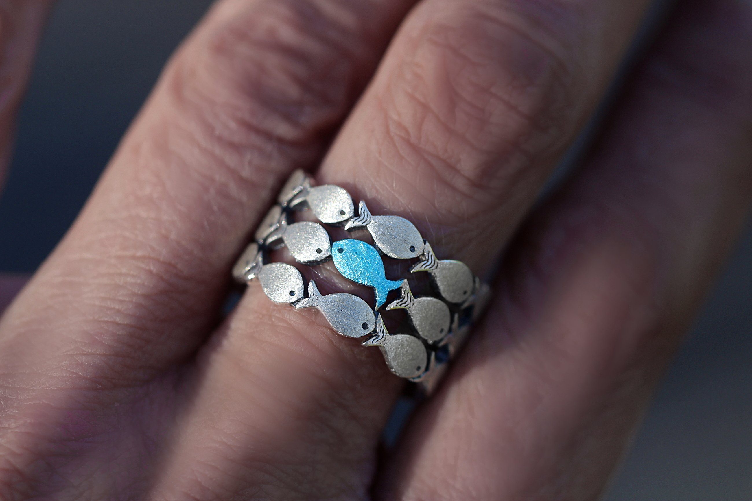 Villa Sorgenfrei Schmuckmanufaktur Silberring Ring Gegen den Strom. 925 Sterling Silber und türkis blauer Fisch (1-tlg)