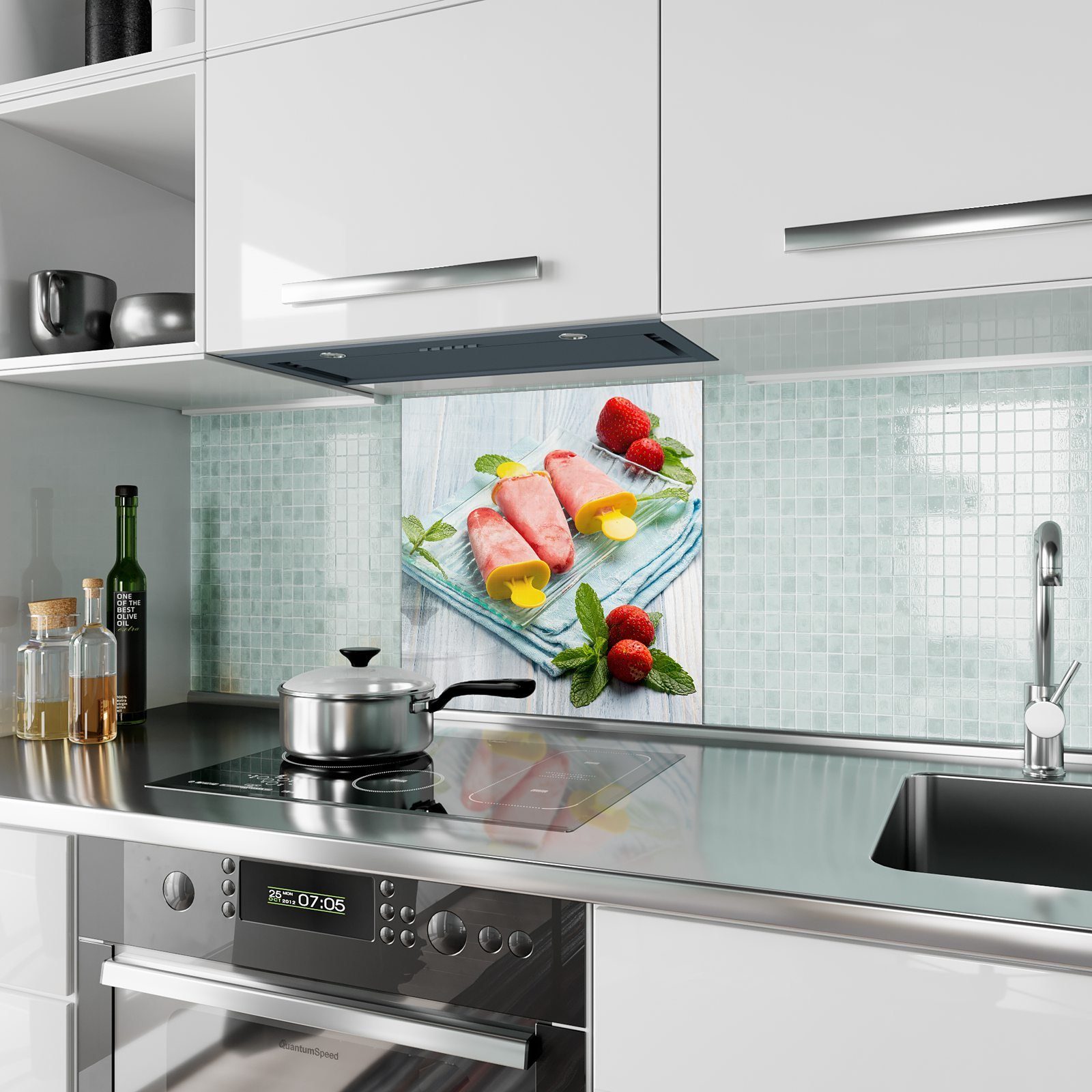 Primedeco Küchenrückwand Küchenrückwand Motiv Glas mit Eis Erdbeer Spritzschutz
