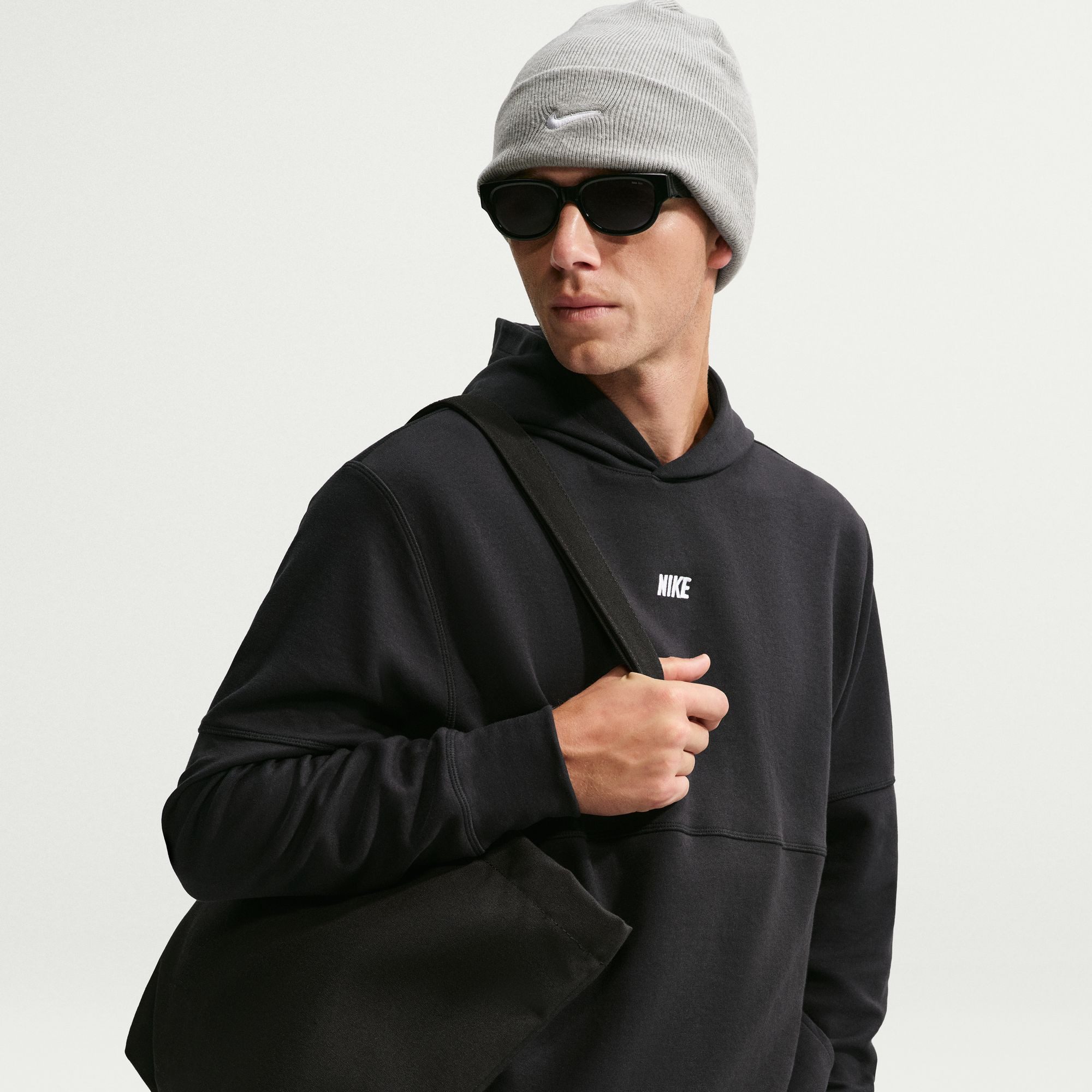 Nike Sportswear Kapuzensweatshirt M NK CLUB VARSITY HOODIE mit Kapuze, Langarm-Design, aus angerauter Sweatware