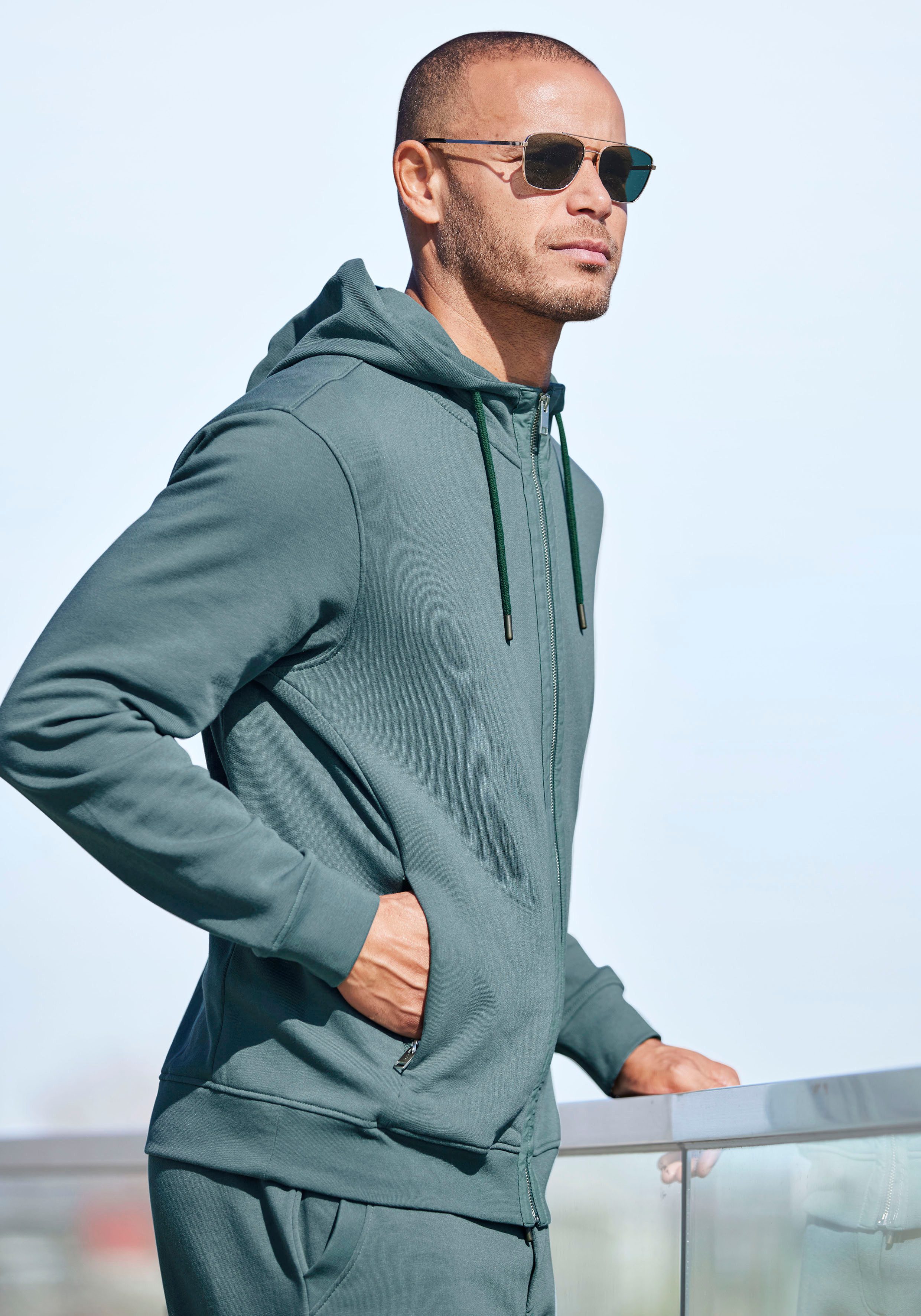 AUTHENTIC LE JOGGER Kapuzensweatjacke Sweatjacke mit Eingrifftaschen aus Baumwoll-Mix