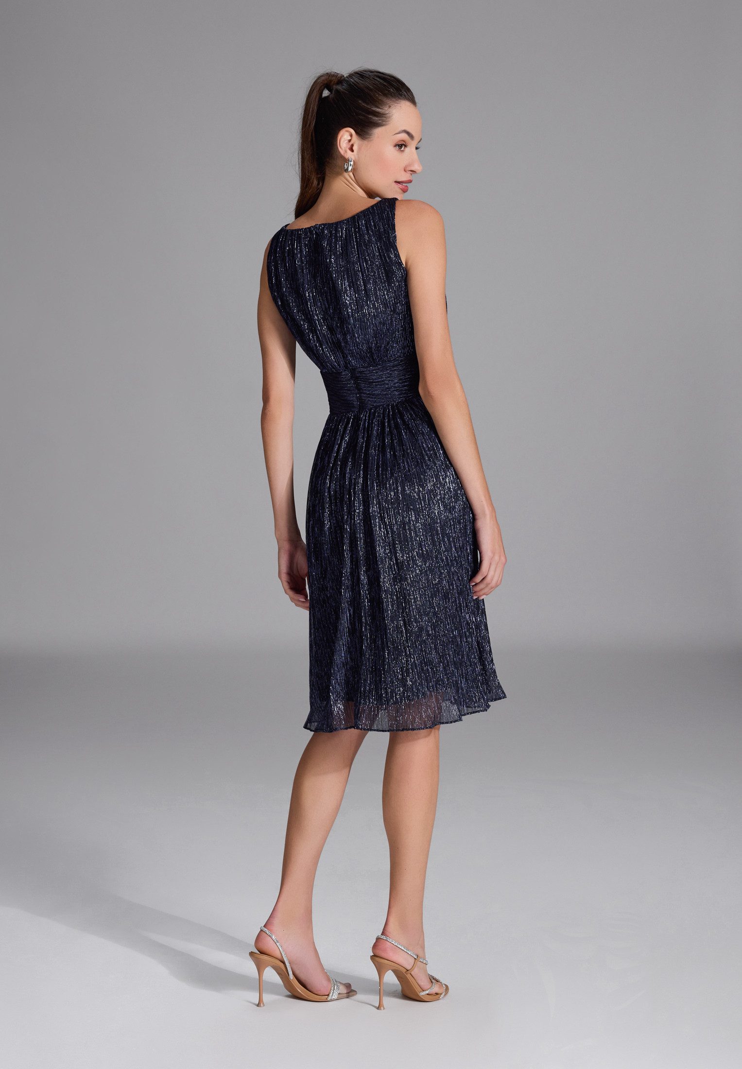 SWING Cocktailkleid - Plissiertes Metallickleid mit Taillenpasse Taillierter Schnitt mit ausgestelltem Rockteil