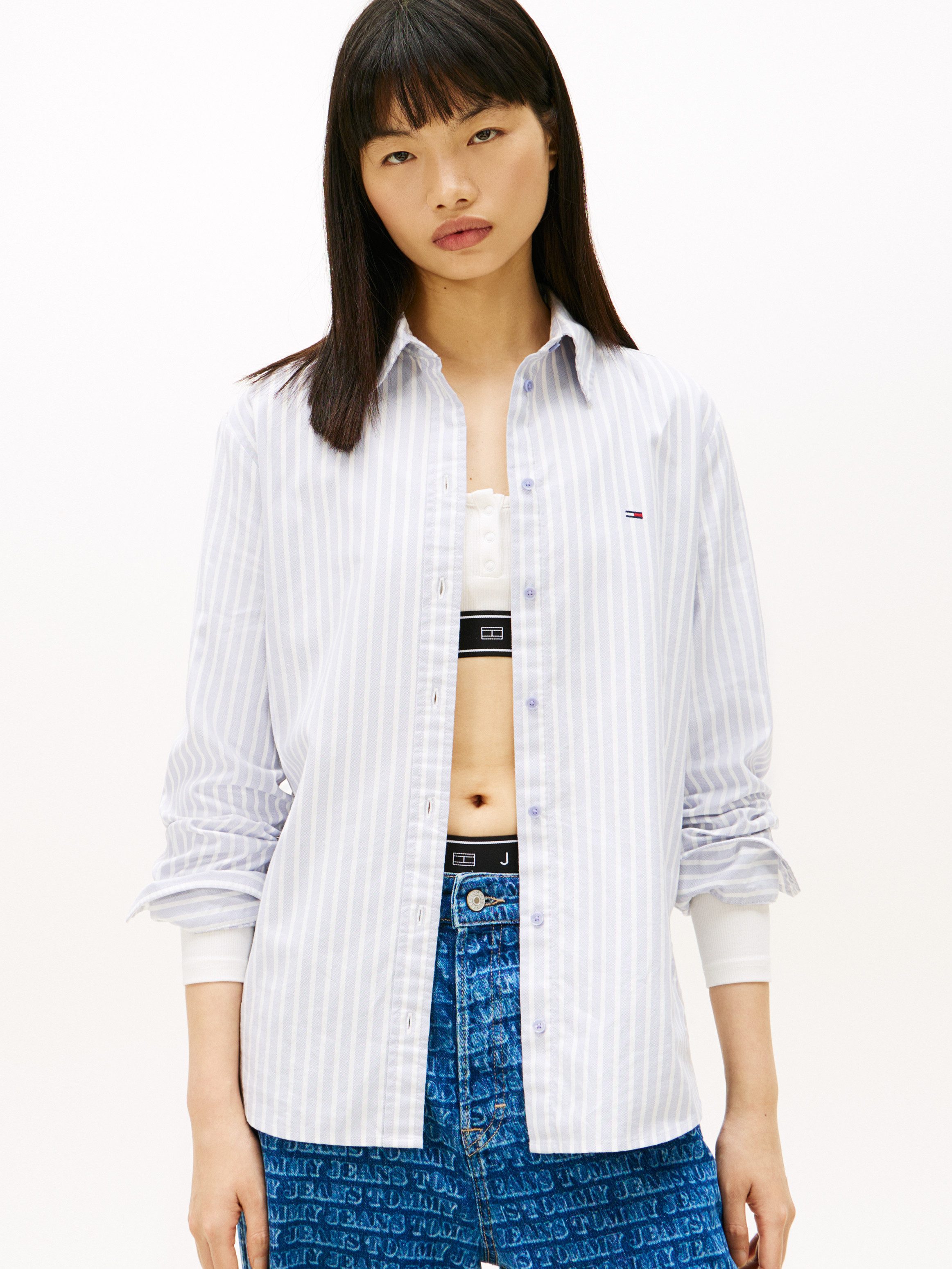 Tommy Jeans Hemdbluse TJW REG OXFORD SHIRT mit Logostickerei, abgerundeter Saum