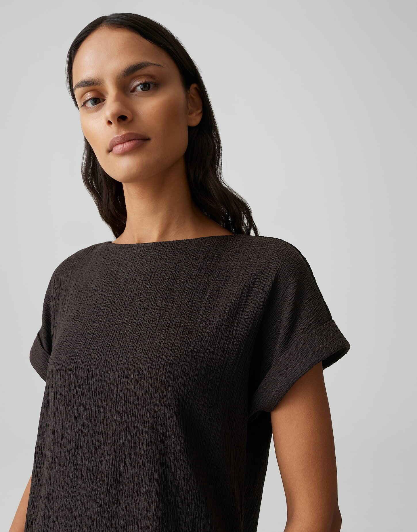 OPUS Kurzarmshirt Sikuro aus weichem Jersey mit Crinkle Effekt Der Aufschlag am Ärmel sorgt für eine entspannte Note – Bild 4 von 5