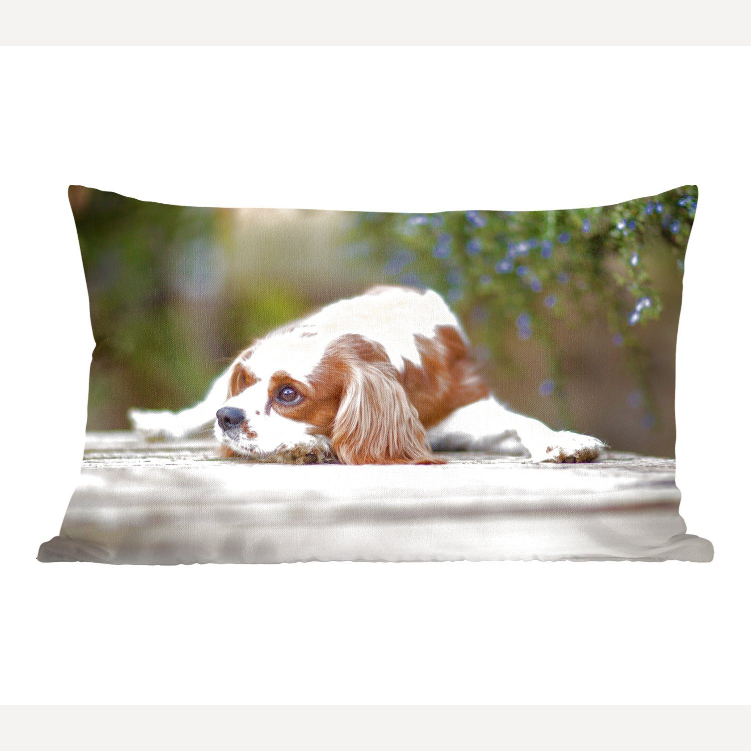 MuchoWow Dekokissen Cavalier King Charles Spaniel auf einem Holztisch liegend, Wohzimmer Dekoration, Zierkissen, Dekokissen mit Füllung, Schlafzimmer