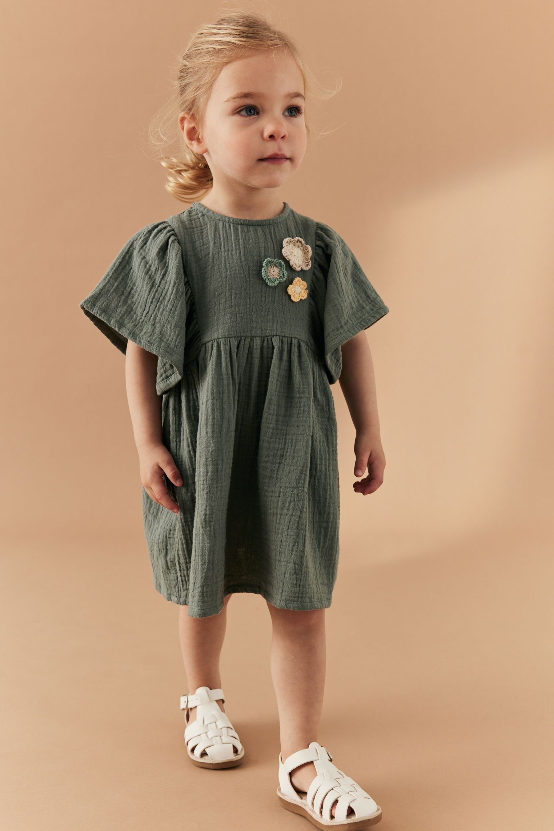Next Sommerkleid Kleid mit Häkelblume (1-tlg)