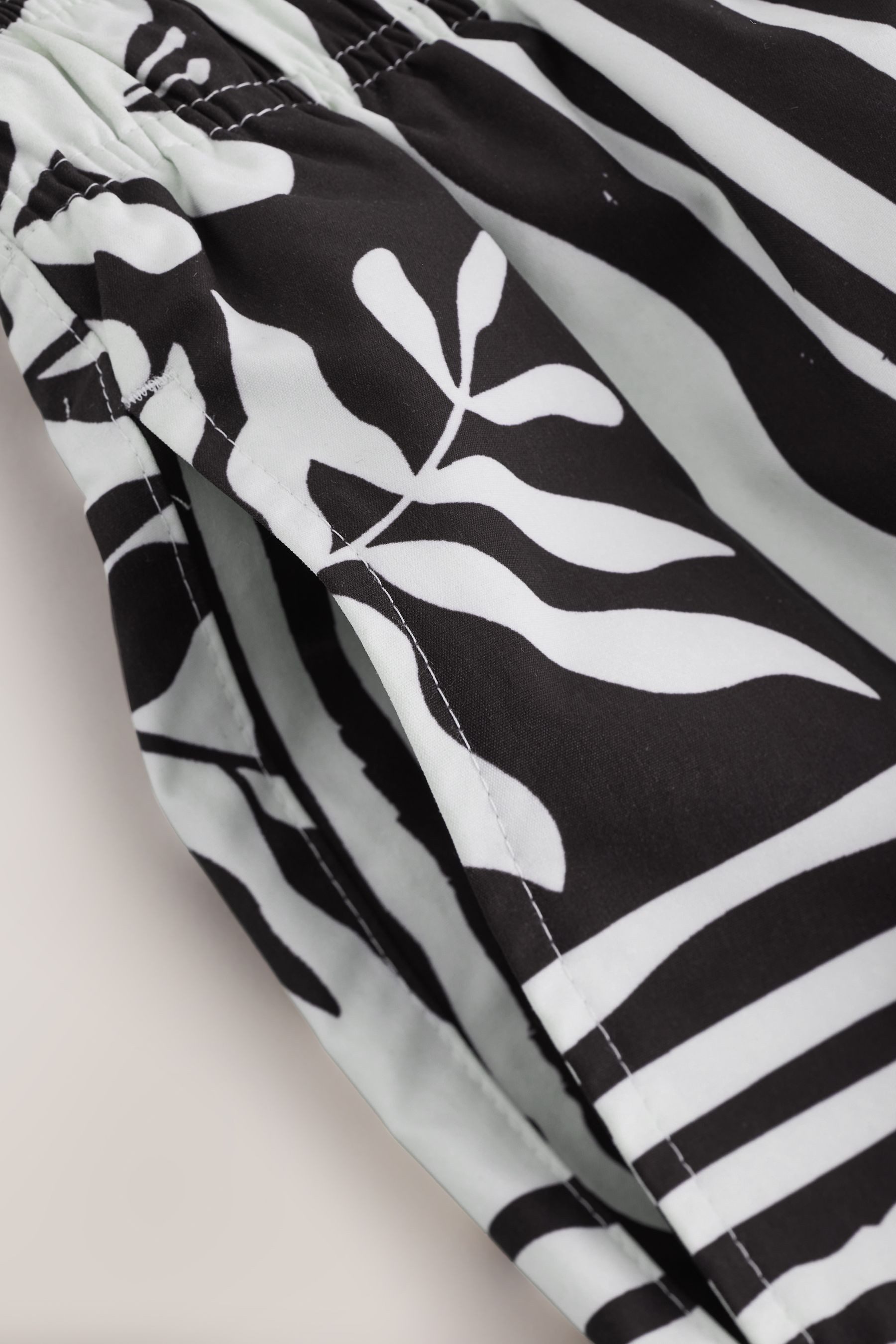 Next Badeshorts Badeshorts mit Kachel-Print, 5{dq} (1-St)