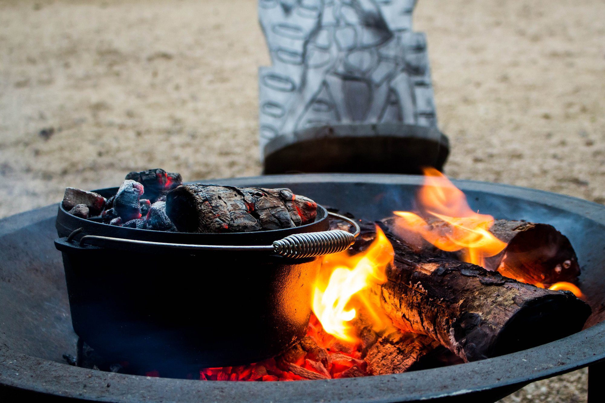 BBQ-Toro Grilltopf 8-teiliges Dutch Oven Set mit Dutch Oven, Grillplatte, Stieltopf, Gusseisen (8-teiliges Dutch Oven Set in Holzkiste, 8-tlg)