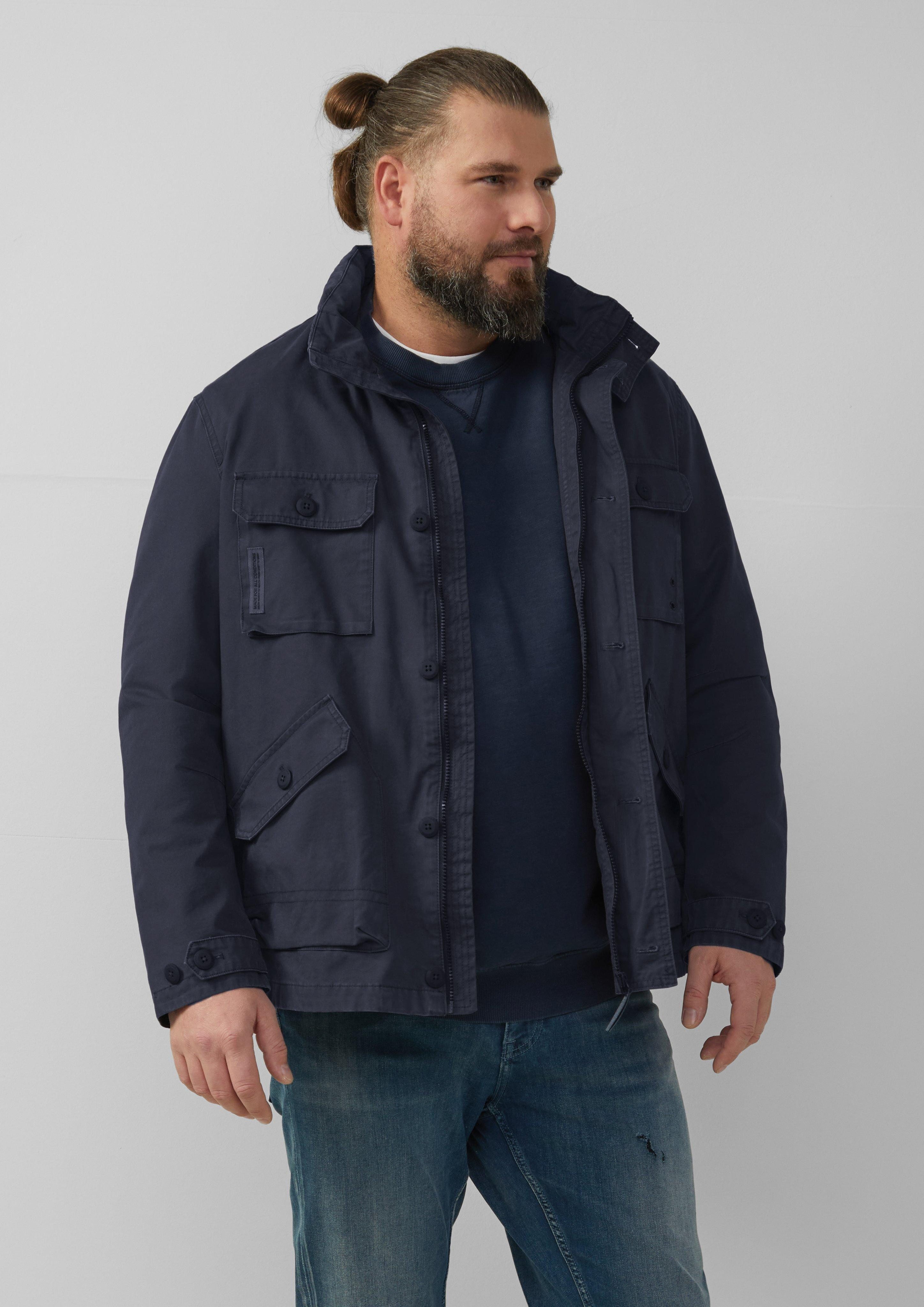 s.Oliver Outdoorjacke Jacke im Utility-Stil mit Kapuze im Kragen Label-Patch