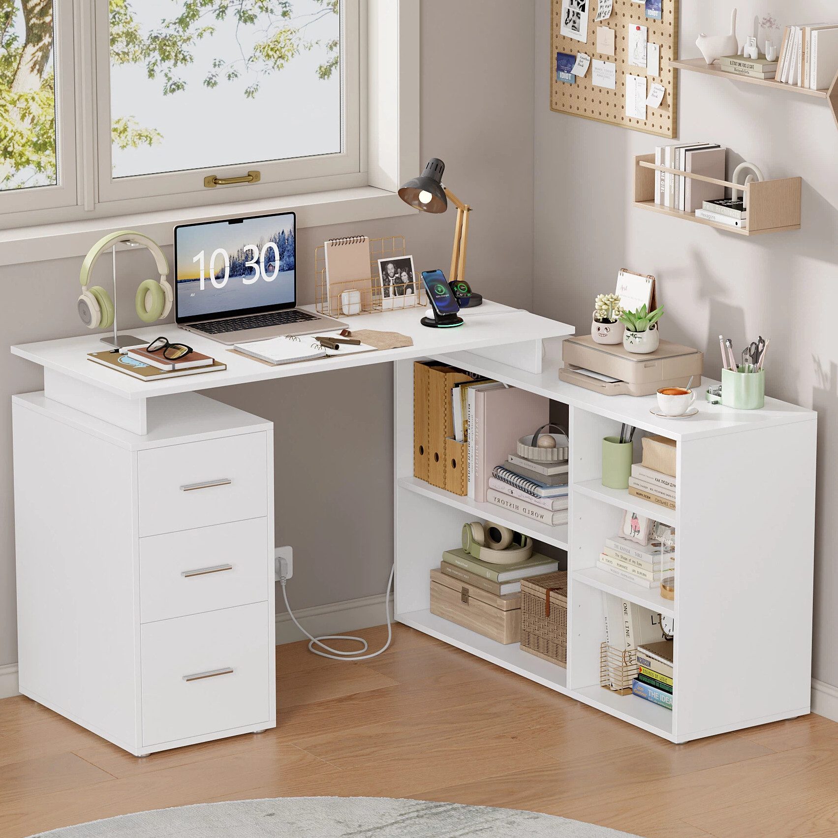 Homfa Schreibtisch mit Steckdose L-förmiger Computertisch, Eckschreibtisch mit Schubladen, mit Stauraum, Verstellbare Regale, 129x104 cm, Weiß