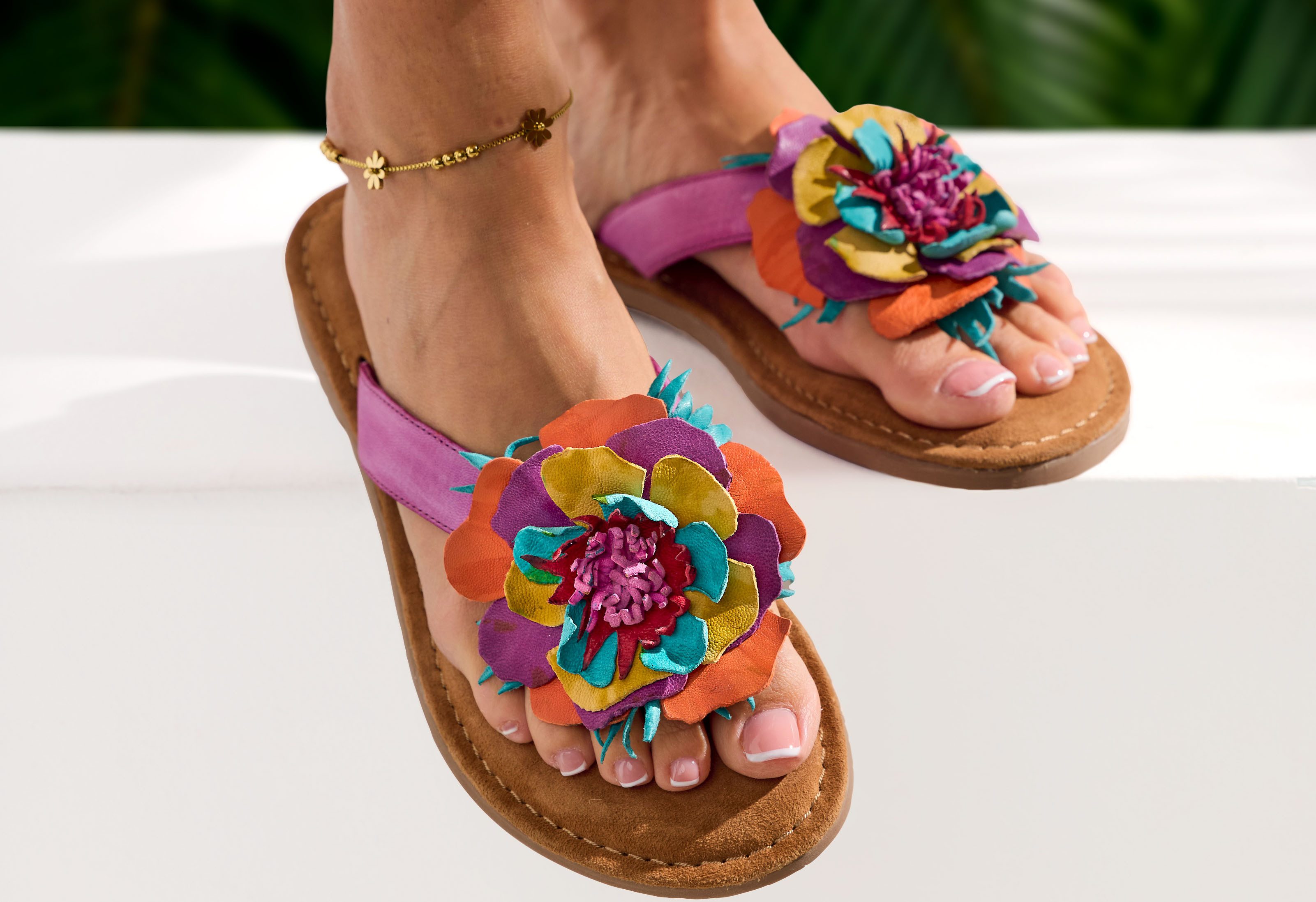 LASCANA Sommerschuh, offener Schuh, Mule, Sandale, Pantolette NEU aus Leder mit raffinierter Blumen-Applikation