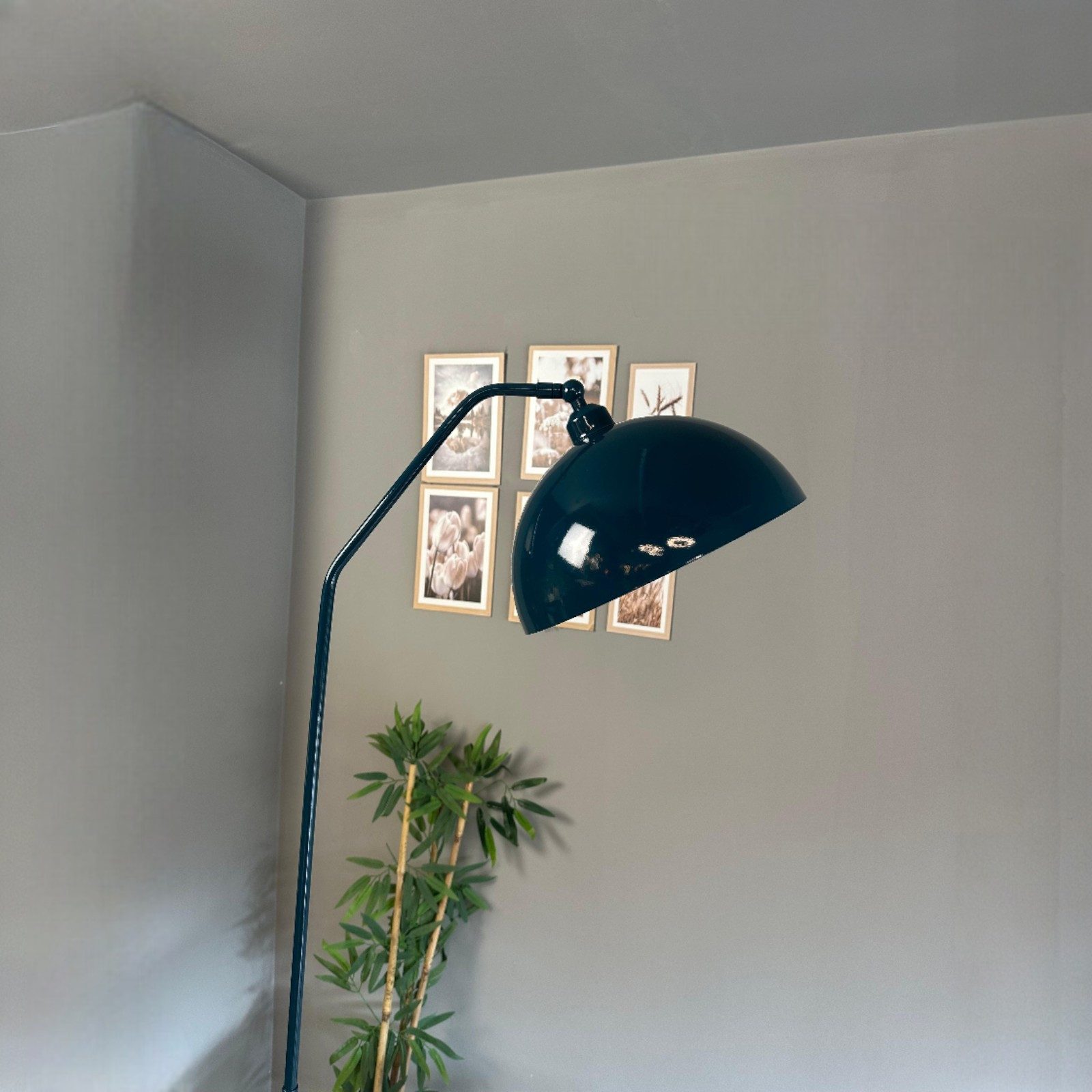 Bamyum Stehlampe Stehlampe mit beweglichem Kopf Moderne dekorative Stehlampe aus Metall, ohne Leuchtmittel, E27, verstellbarer Lampenschirm, Stehluchte mit Ablage