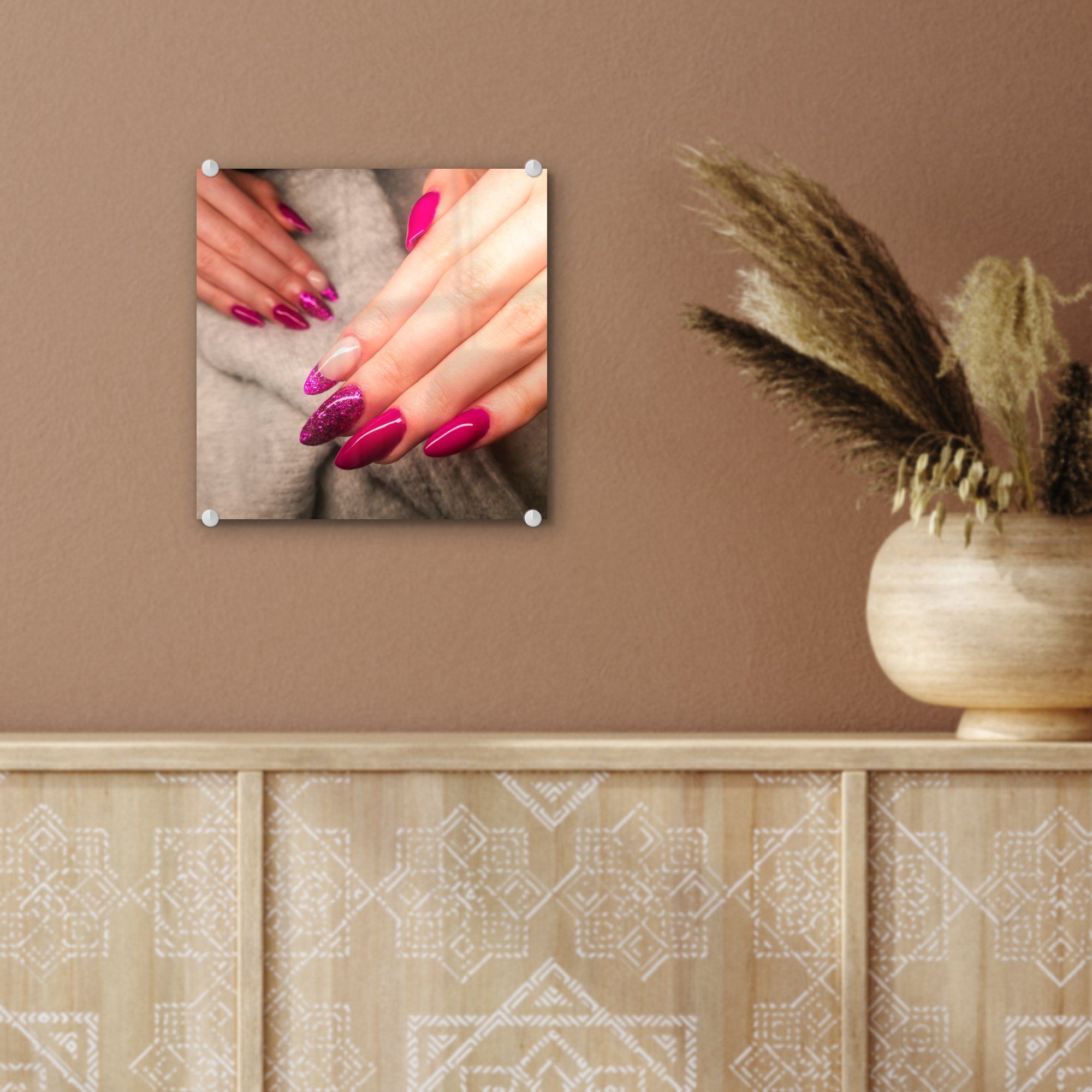 MuchoWow Acrylglasbild Frau mit auf - Glasbilder Glas - Glas auf rosa Wanddekoration St), (1 Nägeln, Bilder Foto Wandbild 