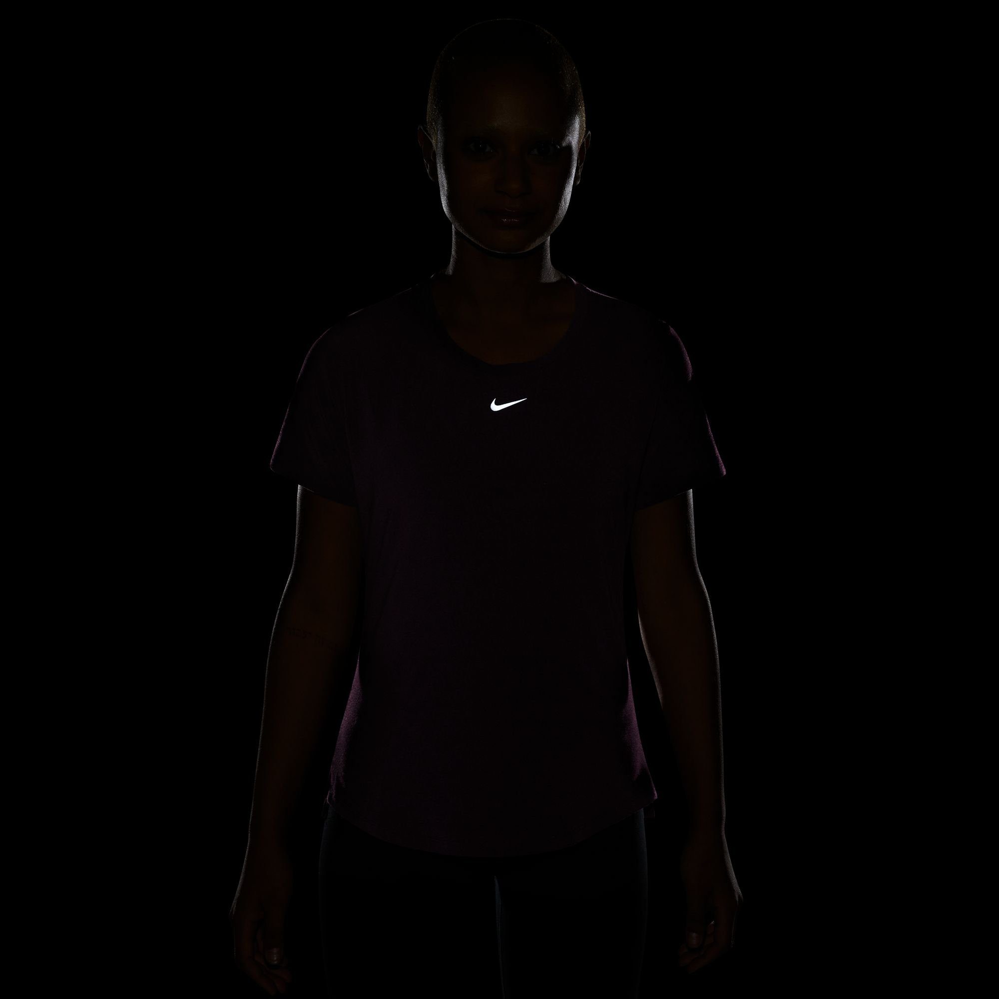 SILV LUXE TOP Trainingsshirt WOMEN'S FIT STANDARD BORDEAUX/REFLECTIVE SHORT-SLEEVE Nike ONE UV DRI-FIT