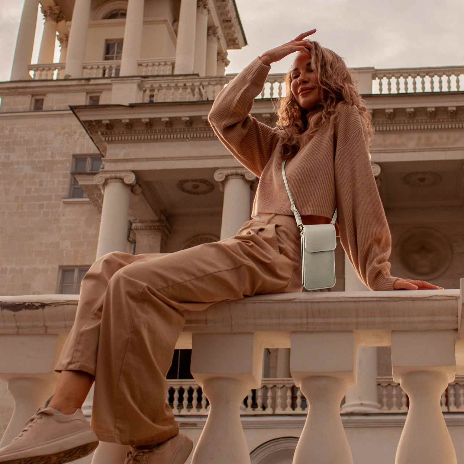 moex Handyhülle moex® CitySling für Sony Xperia 10 VI, Handytasche zum Umhängen kleine Handtasche mit Handyfach Touch-Fenster