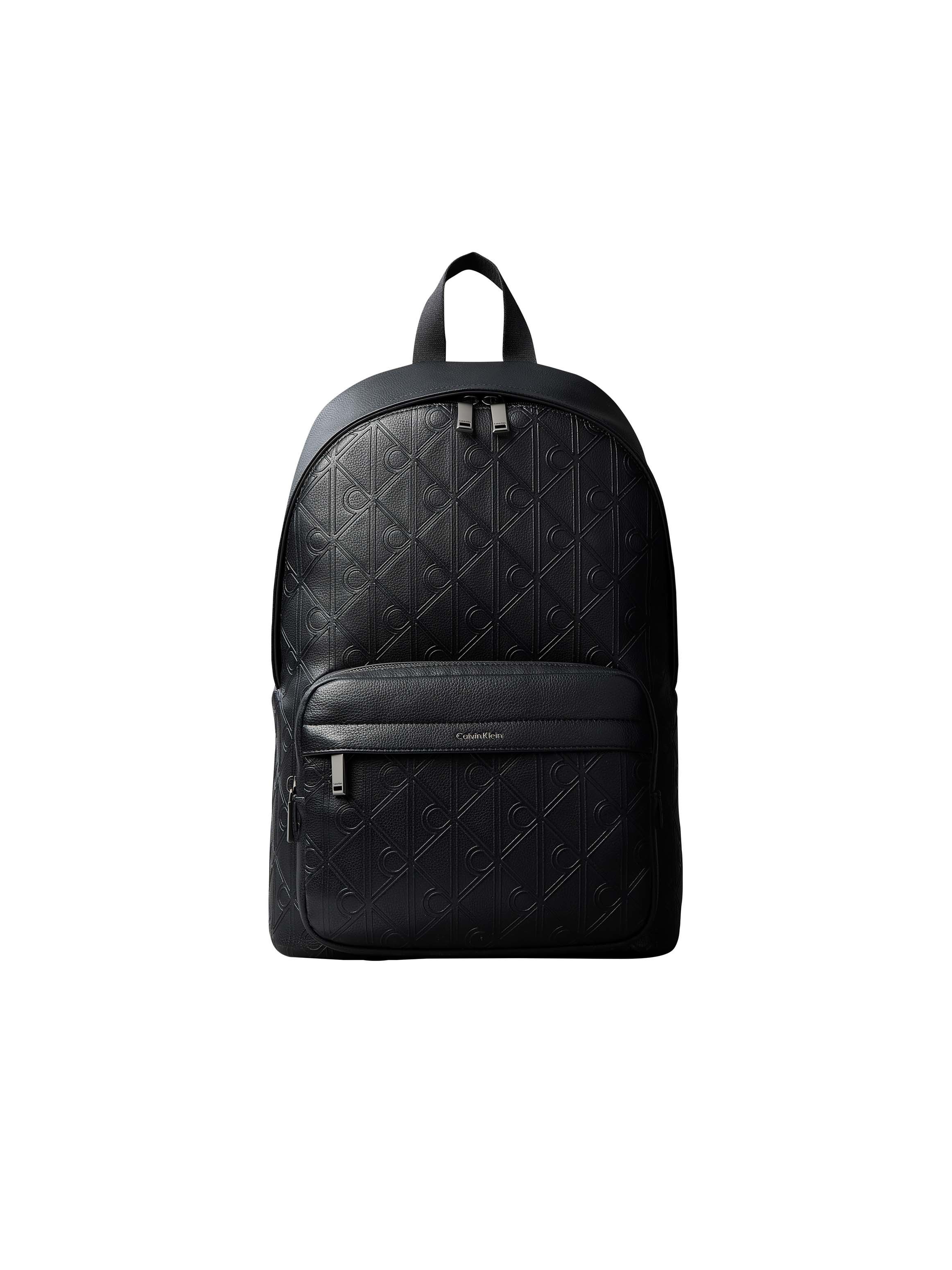 Calvin Klein Rucksack EMBLEM AOP DEBOSS ROUND BACKPACK, Unisex Cityrucksack, Freizeitrucksack mit fortlaufenden CK-Logos