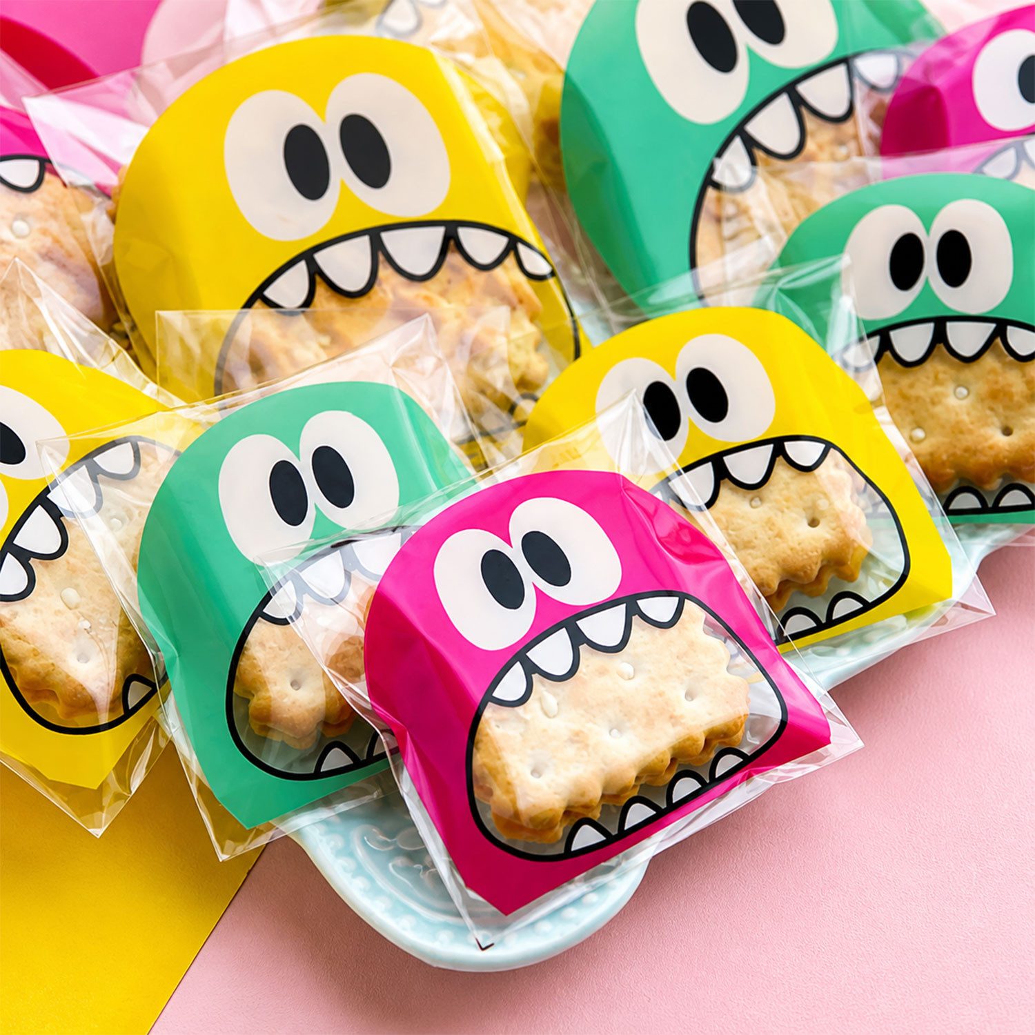 Jungengel Geschenktüten 100x Kekstüten Partytüten mit Klebeverschluss bunte Monster Motive, (100St), Selbstklebender Verschluss, 10x15cm, transparentes Sichtfen – Bild 2 von 4