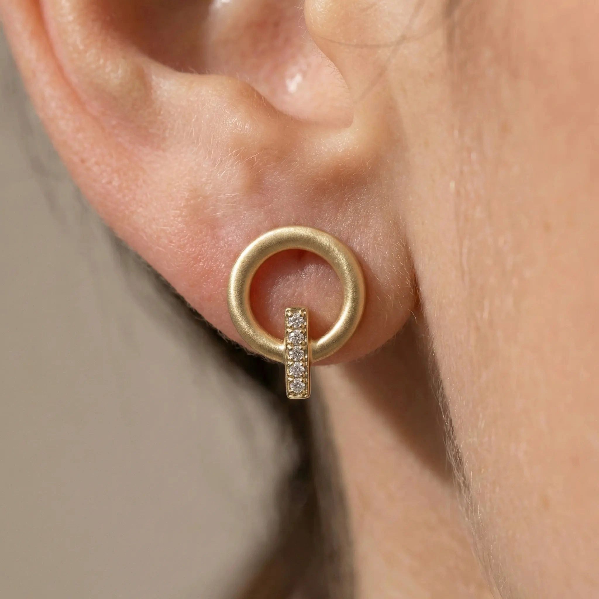 Suzan Gold Paar Ohrstecker 375 Echtgold Circlessence Bar runder Zirkonia