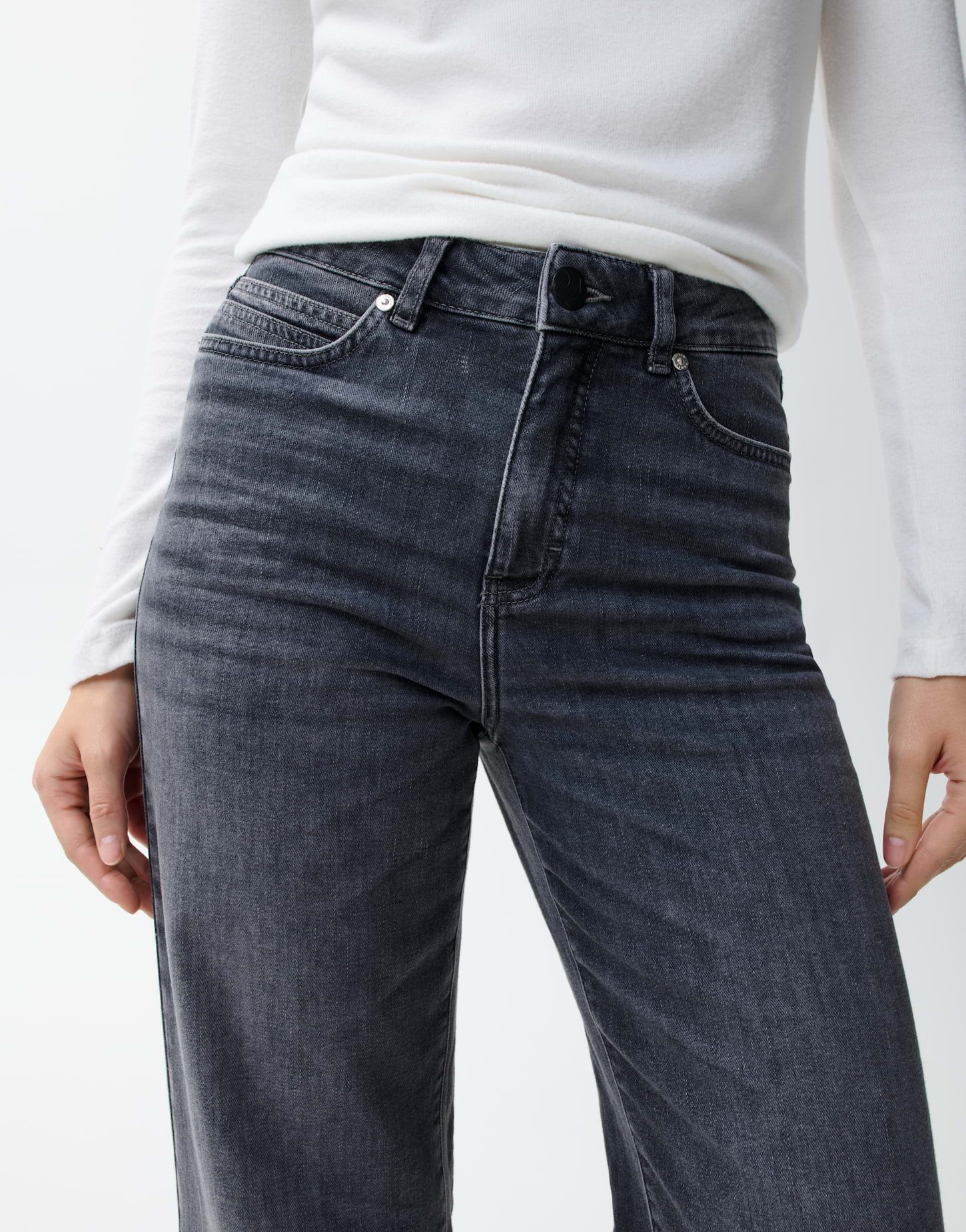 OPUS PANTS Weite Jeans Melly modern aus Baumwolle mit gerader Passform Weiter, gerader Beinverlauf mit Stretchkomfort und Used-Waschung – Bild 4 von 5