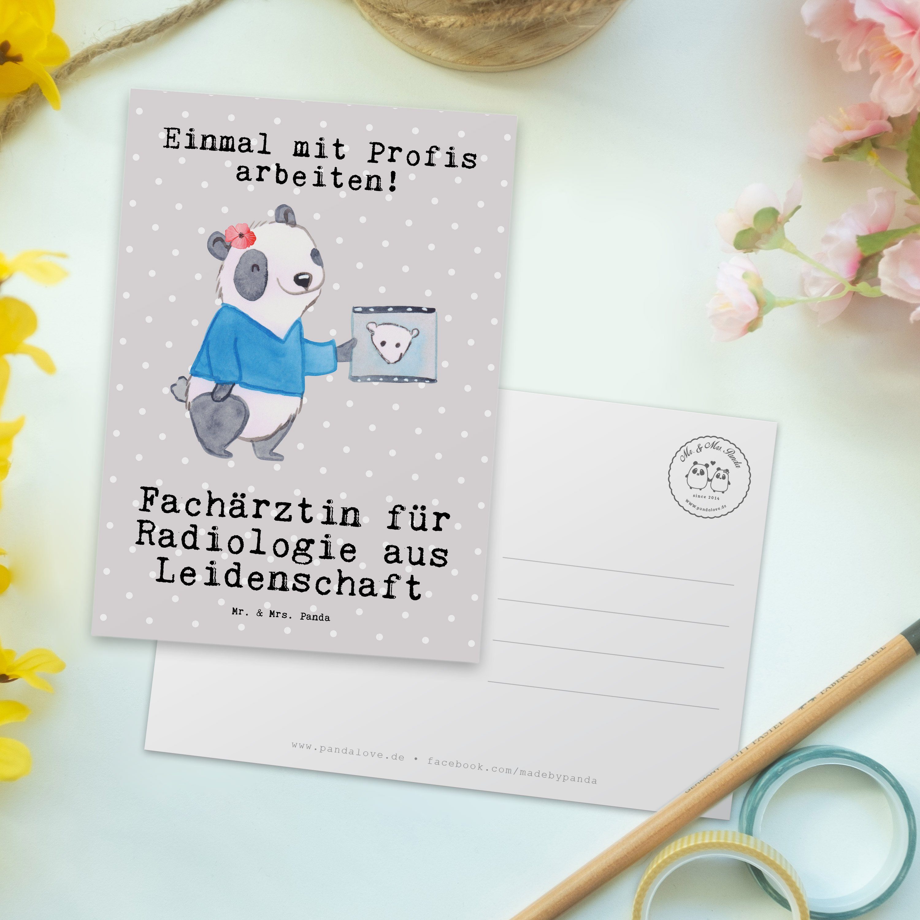 Mr. & Mrs. Panda Postkarte Fachärztin für Radiologie aus Leidenschaft - Grau Pastell - Geschenk