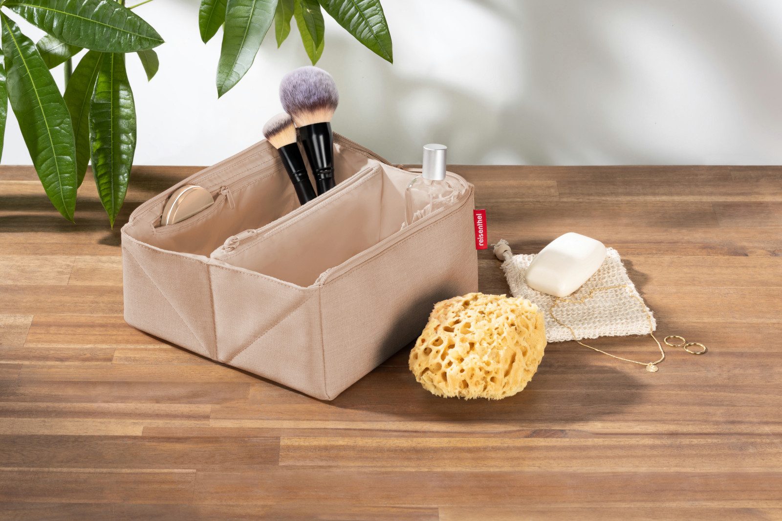 REISENTHEL® Kosmetiktasche fold case twist coffee – Bild 4 von 5