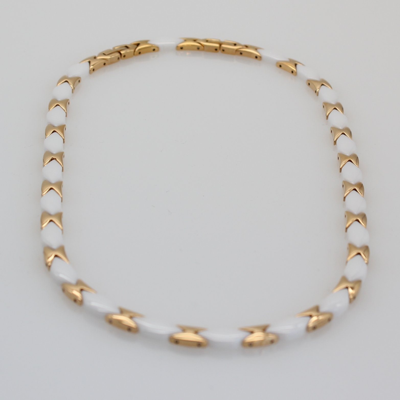 aus ELLAWIL Collier Geschenkschachtel Edelstahl 49 (Kettenlänge und Collier inklusive cm), Klassisches Basic Weiß/Gold Keramik