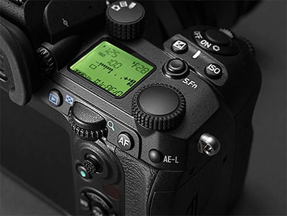 PENTAX Premium WLAN K-3 25,73 (Wi-Fi) Systemkamera MP, WR, MIII PENTAX (18-135 Bluetooth