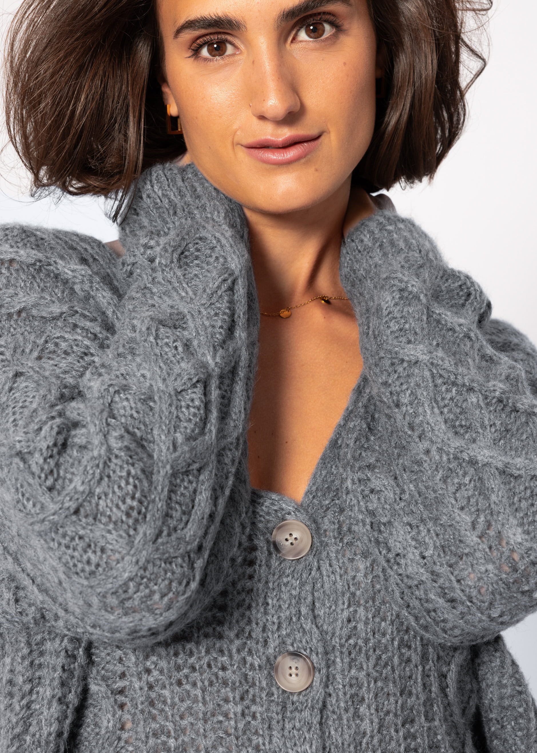 SASSYCLASSY Cardigan Oversize Strickjacke Damen mit Zopfmuster Elegant Lässiger Cardigan aus hochwertigem Grobstrick Grau Hellblau Orange