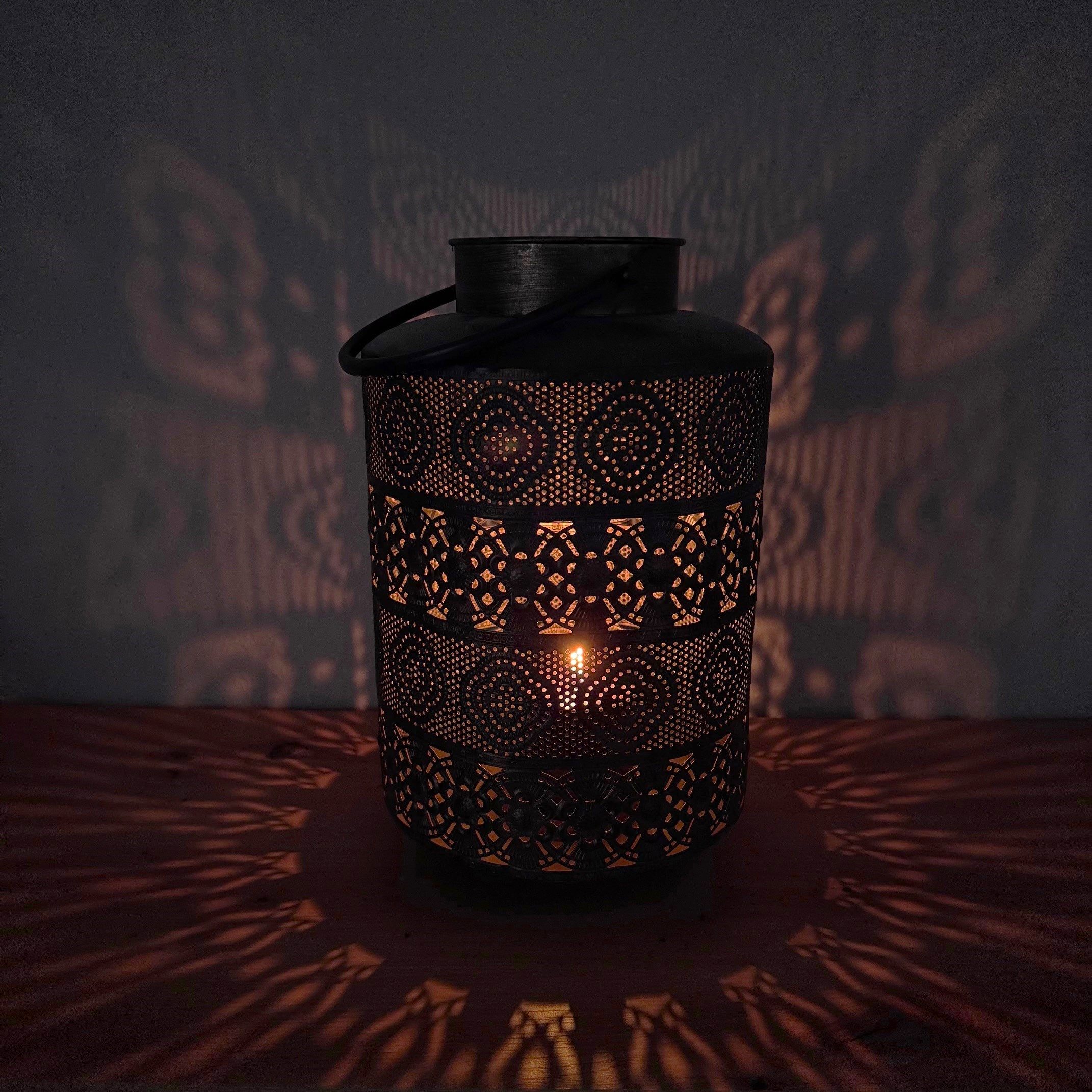 Laterne aus Metall mit wundervollen Lichtspiel - Deko Wohnzimmer Kerzenständer