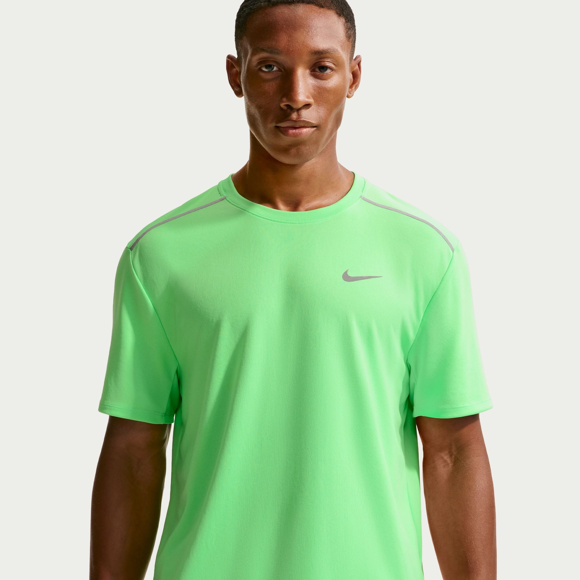 Nike Laufshirt M NK DF UV MILER SS mit reflektierenden Details, schnell trocknend, atmungsaktiv