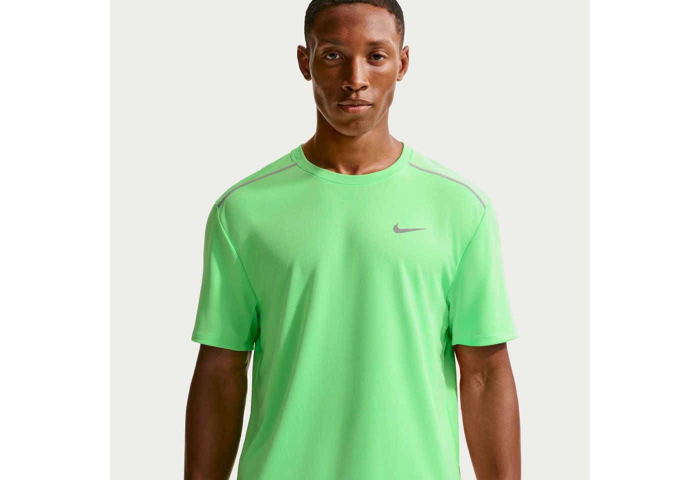 Nike Laufshirt M NK DF UV MILER SS mit reflektierenden Details, schnell trocknend, atmungsaktiv