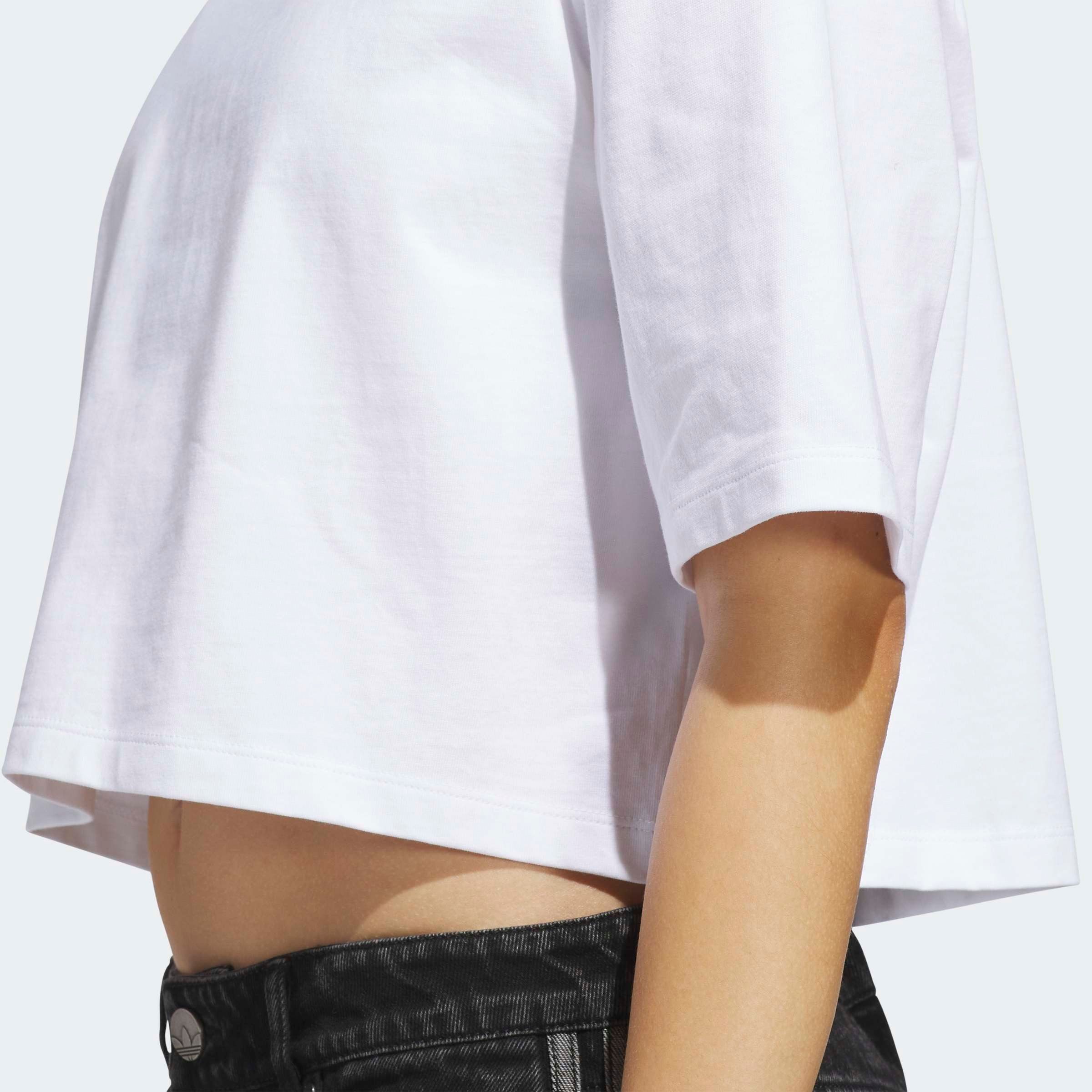 adidas Originals T-Shirt ESSENTIALS CROP mit Rundhalsausschnitt, ohne Verschluss, in normaler Länge – Bild 3 von 5