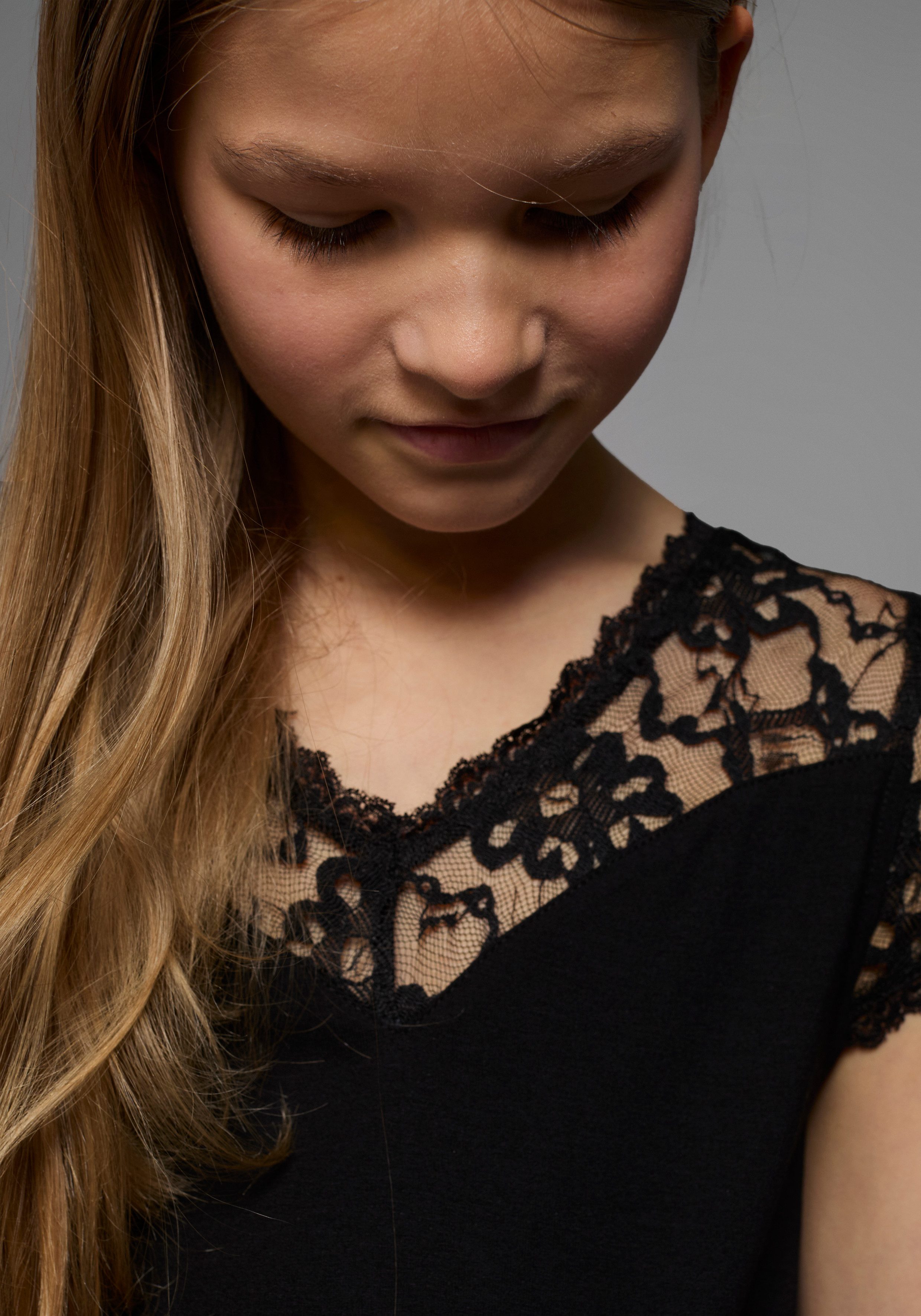 KIDSWORLD Jerseykleid Viskose-Kleid mit Spitze Schöne Spitzen-Ausschitt