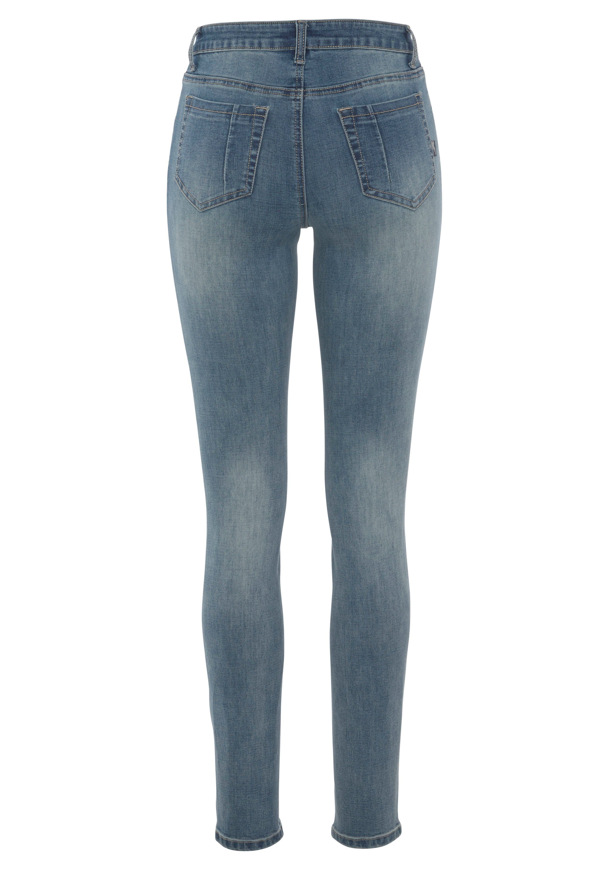 Arizona Skinny-fit-Jeans Ultra-Stretch, sehr bequem, gut zu kombinieren extra-eng geschnittene Beinform, normale Leibhöhe