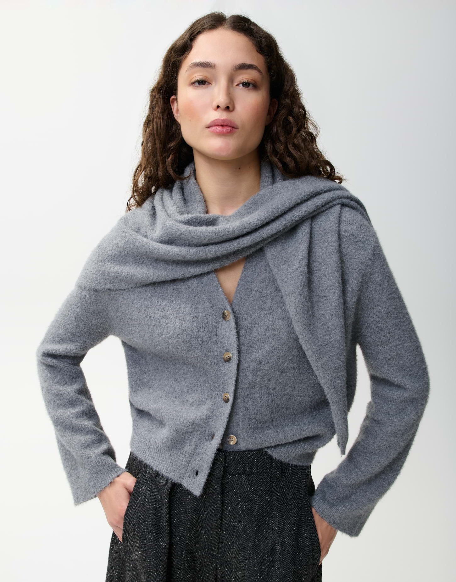 OPUS PANTS Strickjacke Pina aus Nylon mit flauschiger Oberfläche Gerade Silhouette mit abnehmbarem Schal und flauschiger Haptik