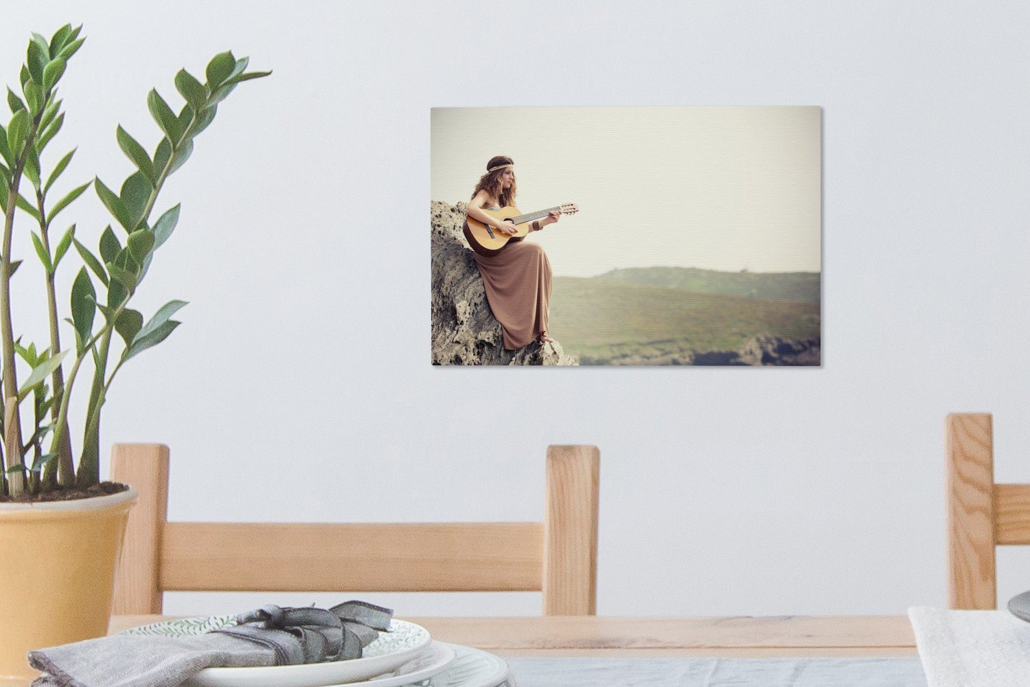 30x20 Gitarre, cm Leinwandbild Leinwandbilder, St), Junge OneMillionCanvasses® Aufhängefertig, spielt Wandbild Wanddeko, (1 Hippie-Frau
