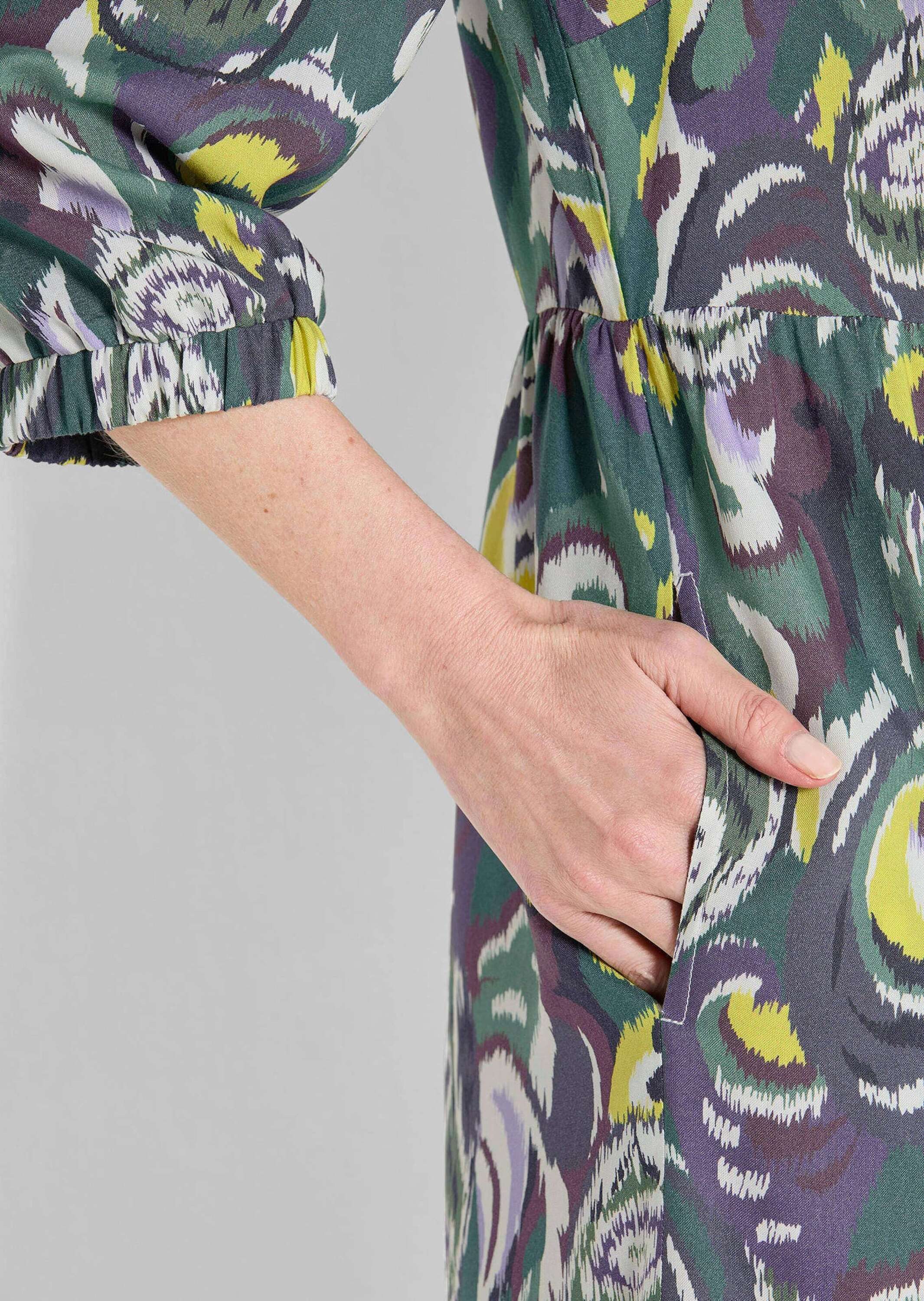 GOLDNER Sommerkleid Kurzgröße: Elegantes Viskosekleid mit Stufenrock Blusenkleid mit Allover-Print, V-Ausschnitt, Knopfleiste, 3/4-Ärmeln – Bild 3 von 5