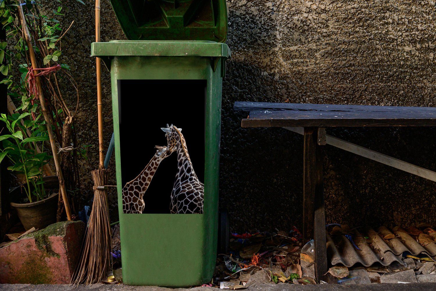 Mülltonne, Mutter (1 Sticker, MuchoWow Wandsticker schwarzem Container, Mülleimer-aufkleber, Abfalbehälter und Baby Hintergrund St), Giraffe vor