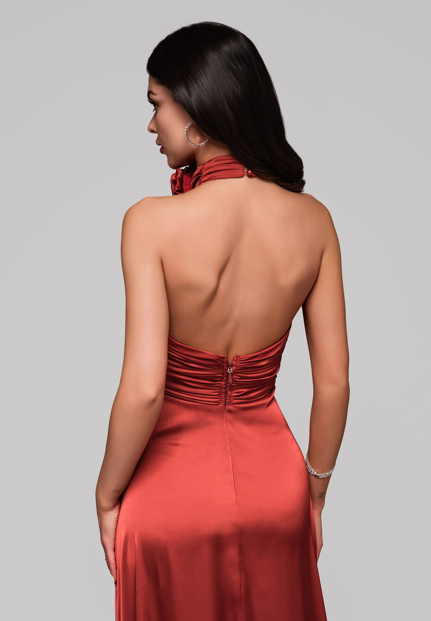 OMBRE Abendkleid Elegantes Abendkleid mit Beinschlitz und Rosendetail Femininer Cut-out am Dekolleté