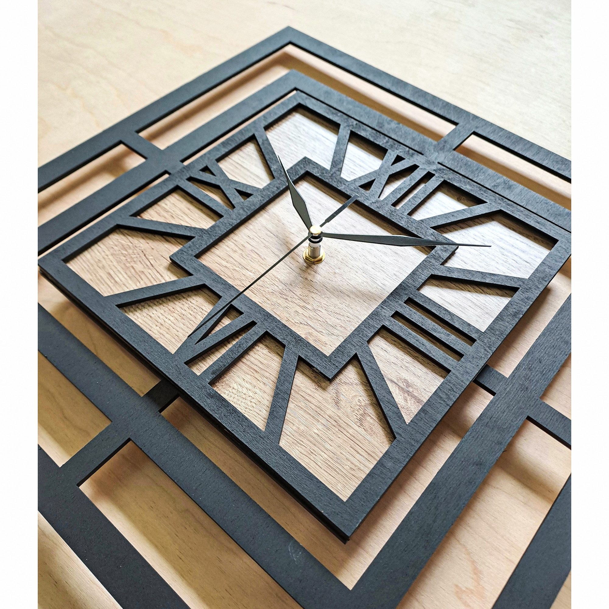 ORNAMENTI Wanduhr Grosse, moderne, geometrisch, Holz, hingucker Wanduhr, quadratisch (römisch, römische Ziffern, ohne Ticken, Wanddeko)