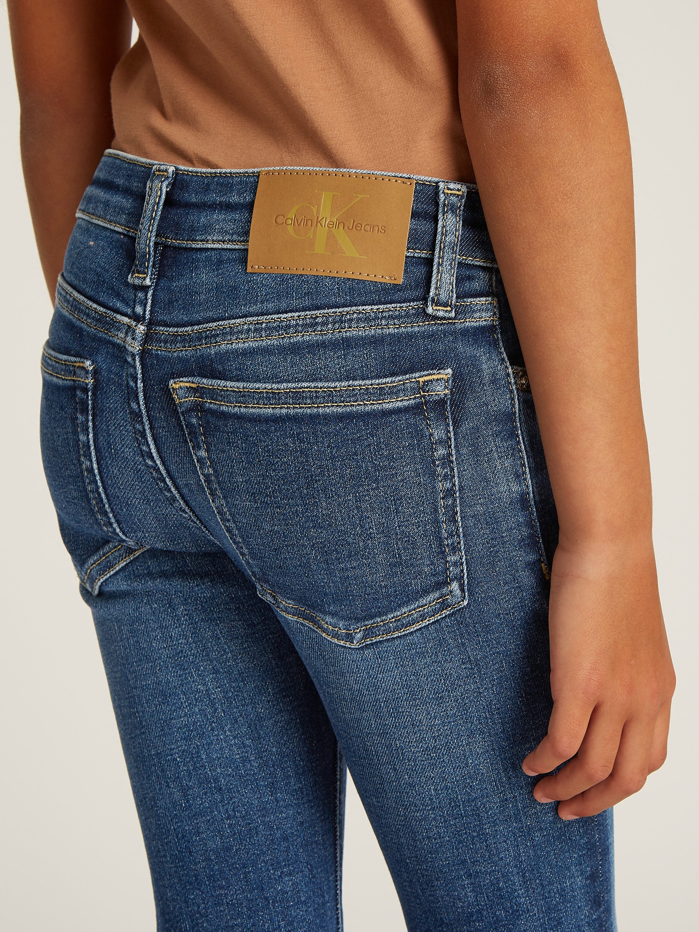 Calvin Klein Jeans Bootcut-Jeans MR FLARE DARK BLUE VISUAL DENIM für Kinder bis 16 Jahre mit Logopatch