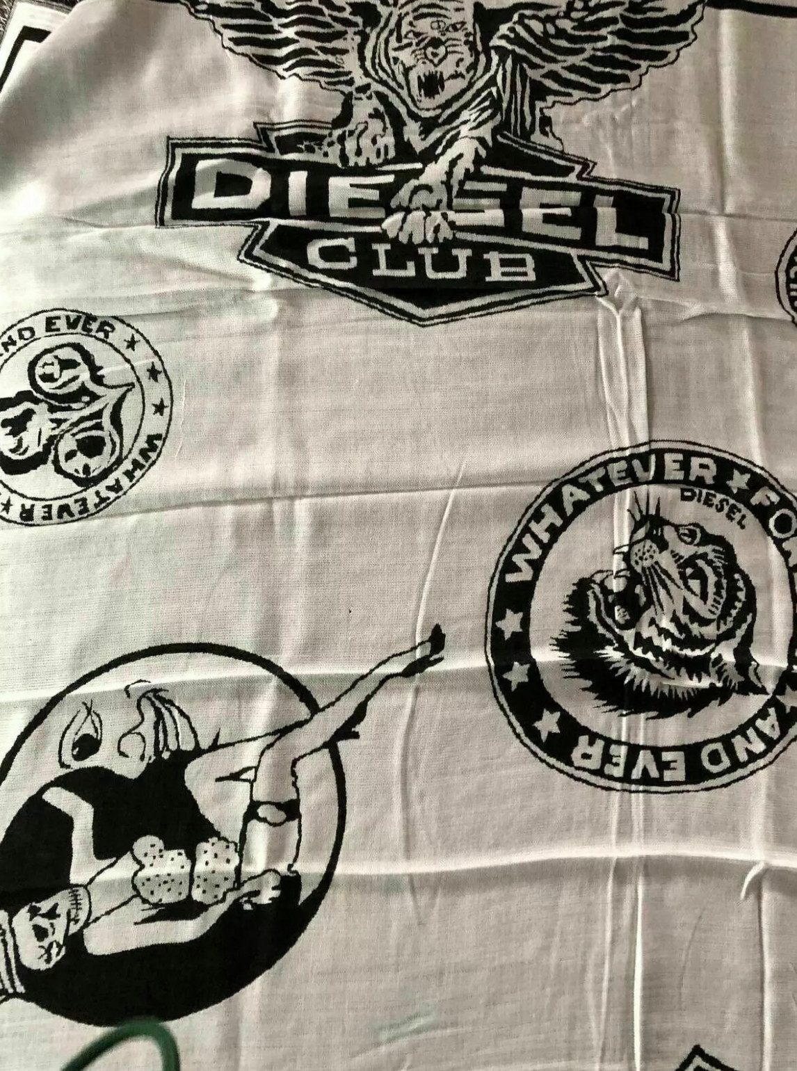 Diesel Schal XXL Halstuch Tuch Stole mit Multi Logo, Ikonischer Vintage-Patchprint mit Club Logo-Motiven