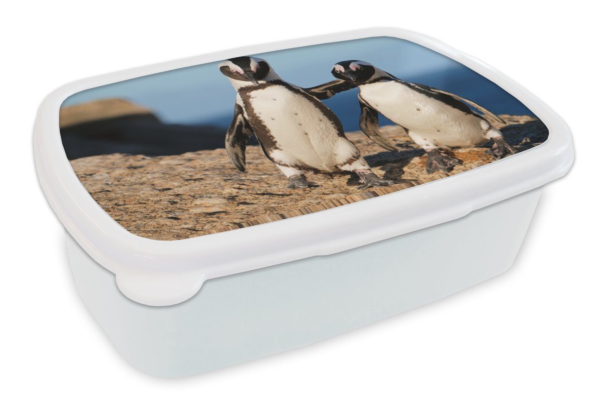 MuchoWow Lunchbox Zwei Pinguine kuscheln auf einem Felsen, Kunststoff, (2-tlg), Brotbox für Kinder und Erwachsene, Brotdose, für Jungs und Mädchen weiß