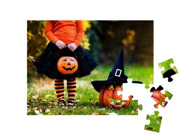 puzzleYOU Puzzle Kleine Halloween-Hexe im Park, 48 Puzzleteile, puzzleYOU-Kollektionen Festtage