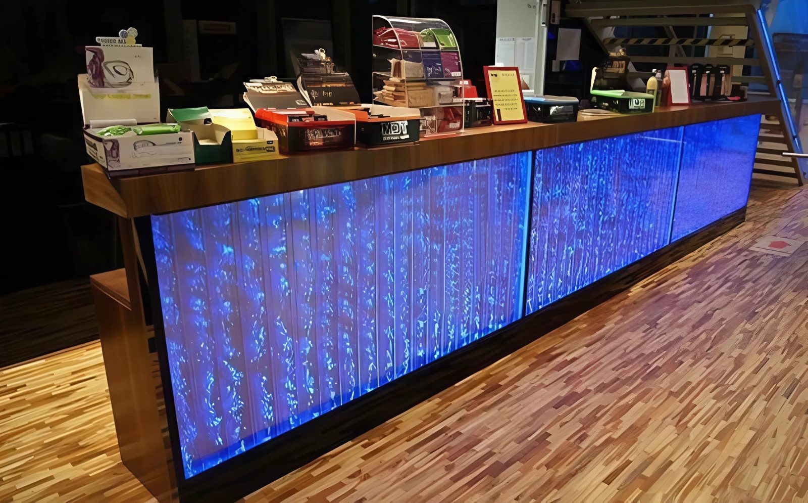 Xlmoebel Bartisch Beleuchtetes Regal mit Wasserwand für stilvolle Bar-Atmosphäre (Led Bar), Hergestellt in Europa